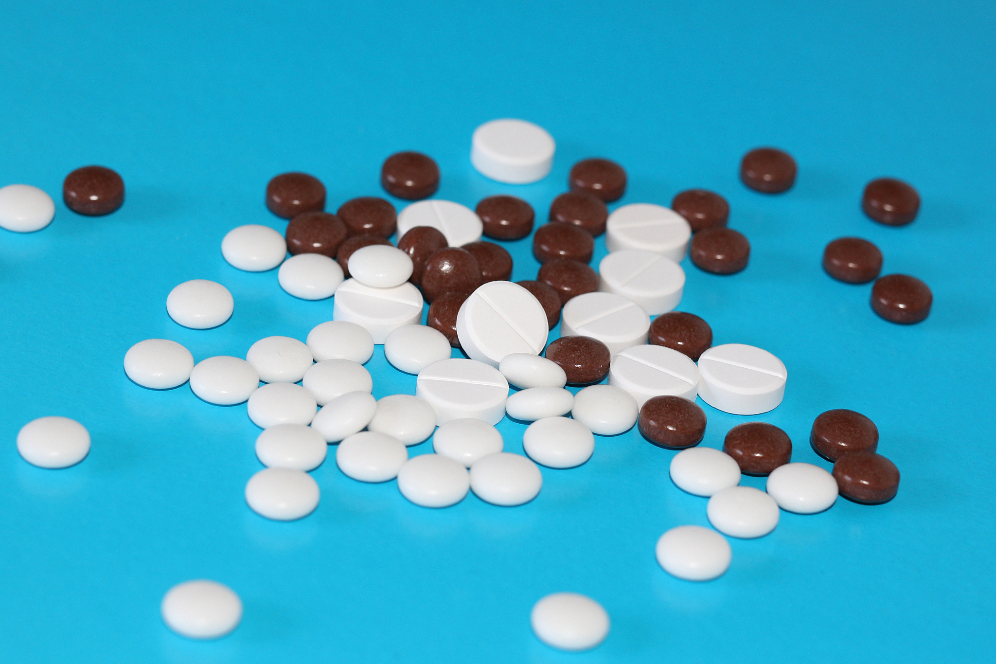 a scattering of medical tablets on the table. round pills and ca