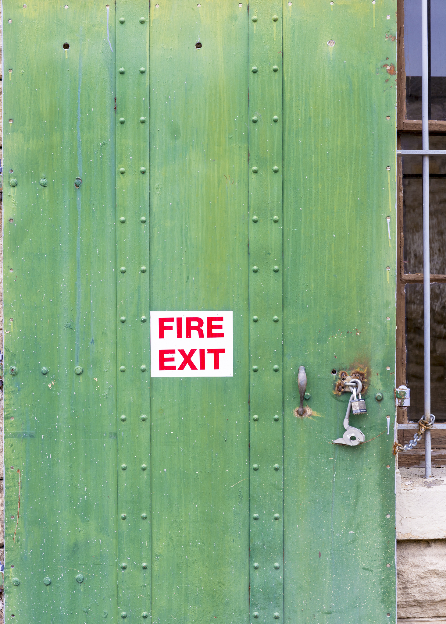 防火门标识贴一面还是门两面都要贴