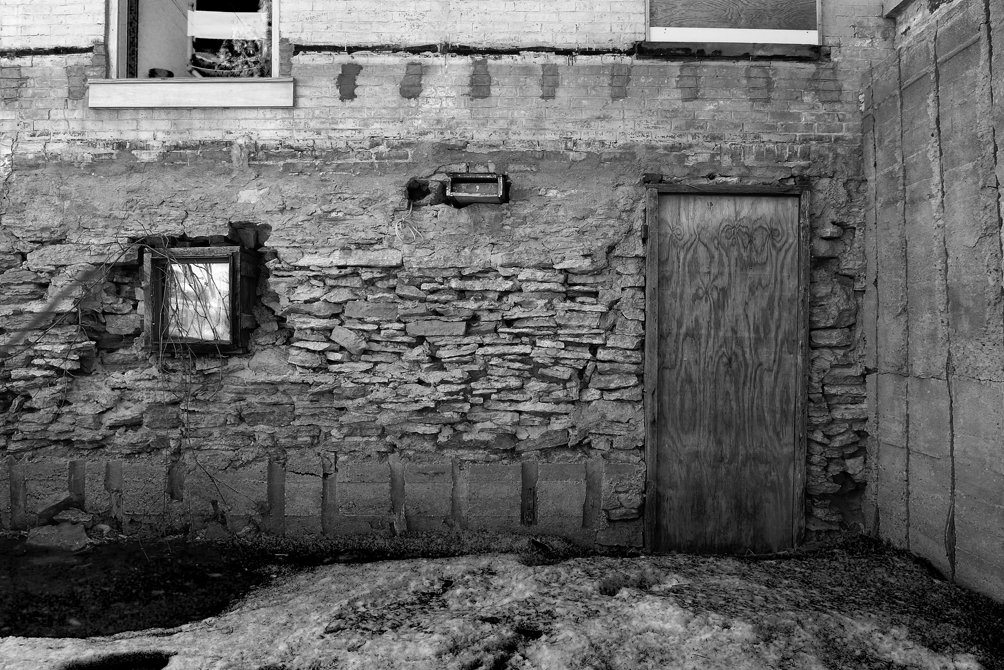 请用夸张的修辞手法描述我现在没有房不少于200字