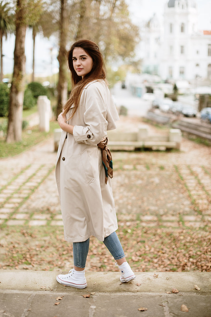 来一篇秋日时髦感穿搭文案营造秋日氛围潮趣时尚。清新校园感针织衫温柔白色打底、蓝色和白色渐变交织的卫衣时尚感设计、紫色碎花纯棉V领上衣拼接雪纺半身裙