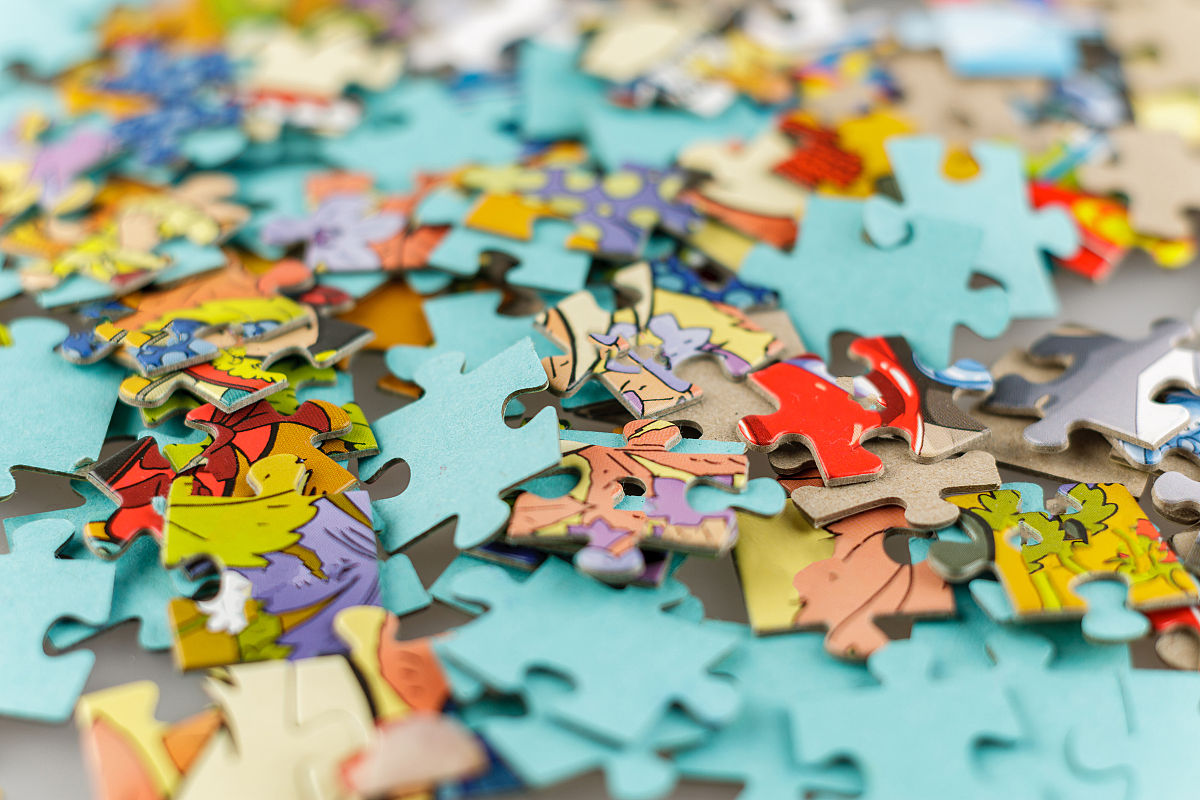 动手能力是提升学生数学实践的必然要求通过这种方式可以帮助学生将教材知识内化成数学技能。美国教育家杜威以教育即生活、教育即生长、教育即经验的改造为依据对知与行的关系进行了论述提出了从做中学的理论。杜威反对传统教学模式中学生处于被动地位的教学模式强调要发展学生的智慧和性格就要让学生积极参与到经验获取的第一现场去只有这样学生才真正的受到了教育。杜威的做中学理论能够培养孩子的思维能力、数理能力、观察能力、