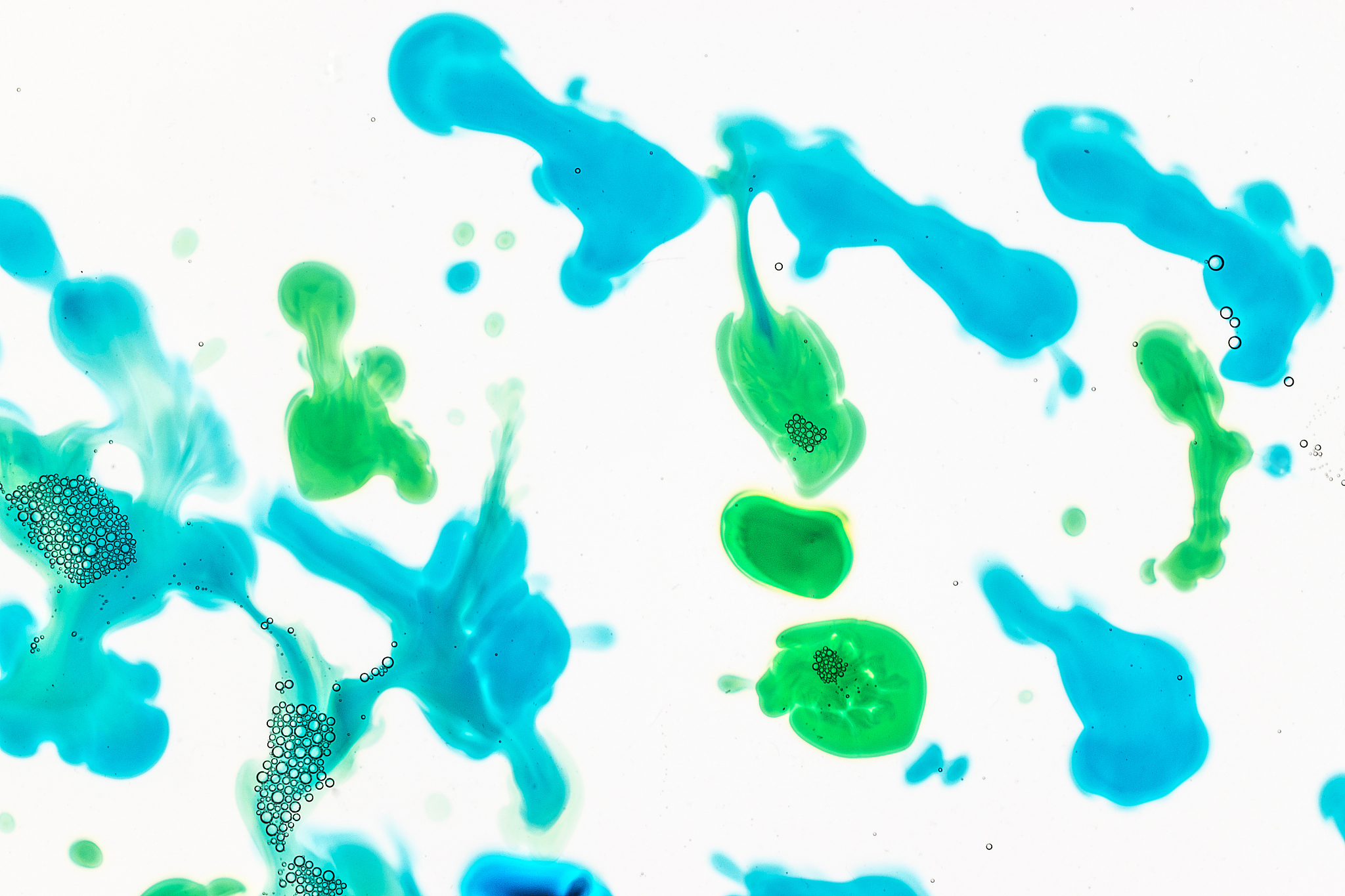 颜料扩散实验：探究液体、平面及其他变量的影响