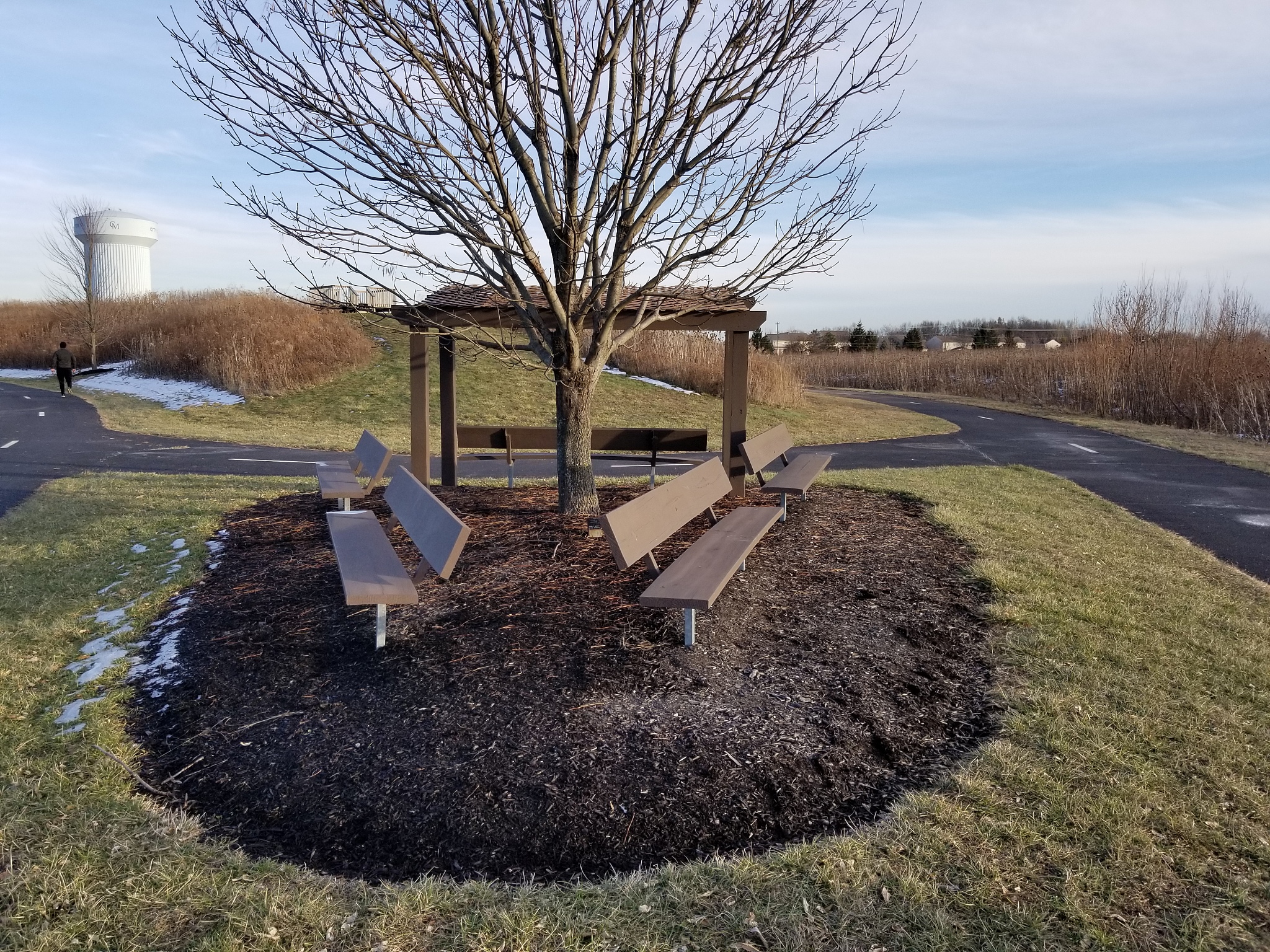 景观公共设施材料要求：耐用、美观、安全、环保、易维护