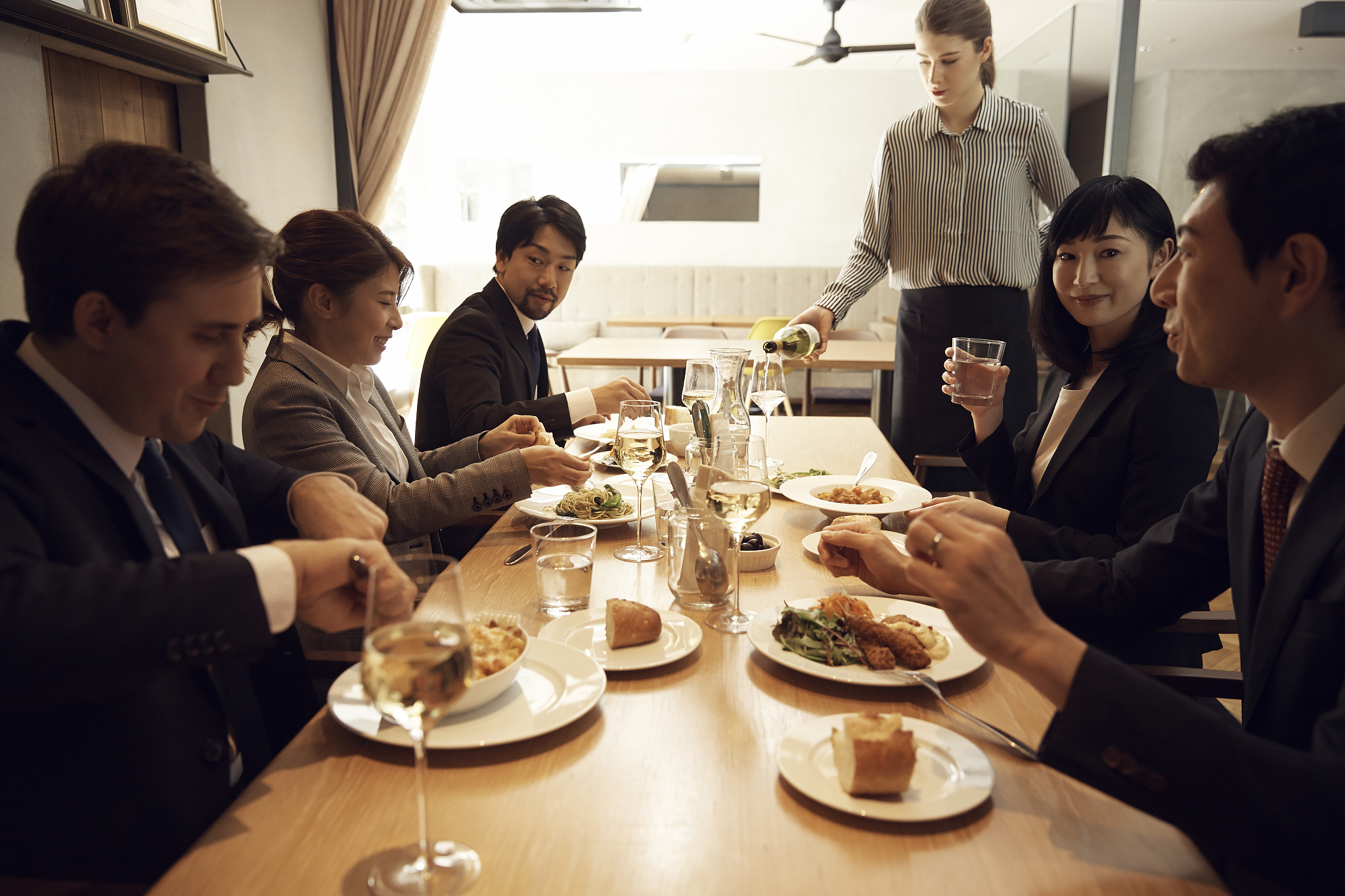 形势与政策谈谈中西方文化的区别当代大学生如何为中国式现代化贡献力量论文2000字