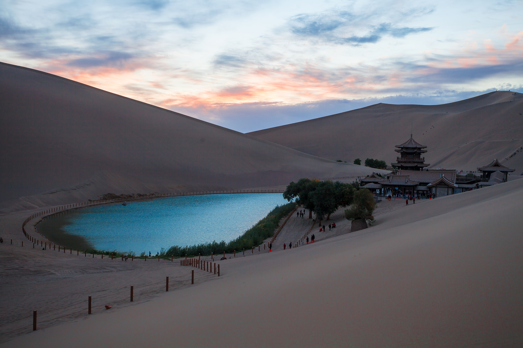 介绍一下月牙泉