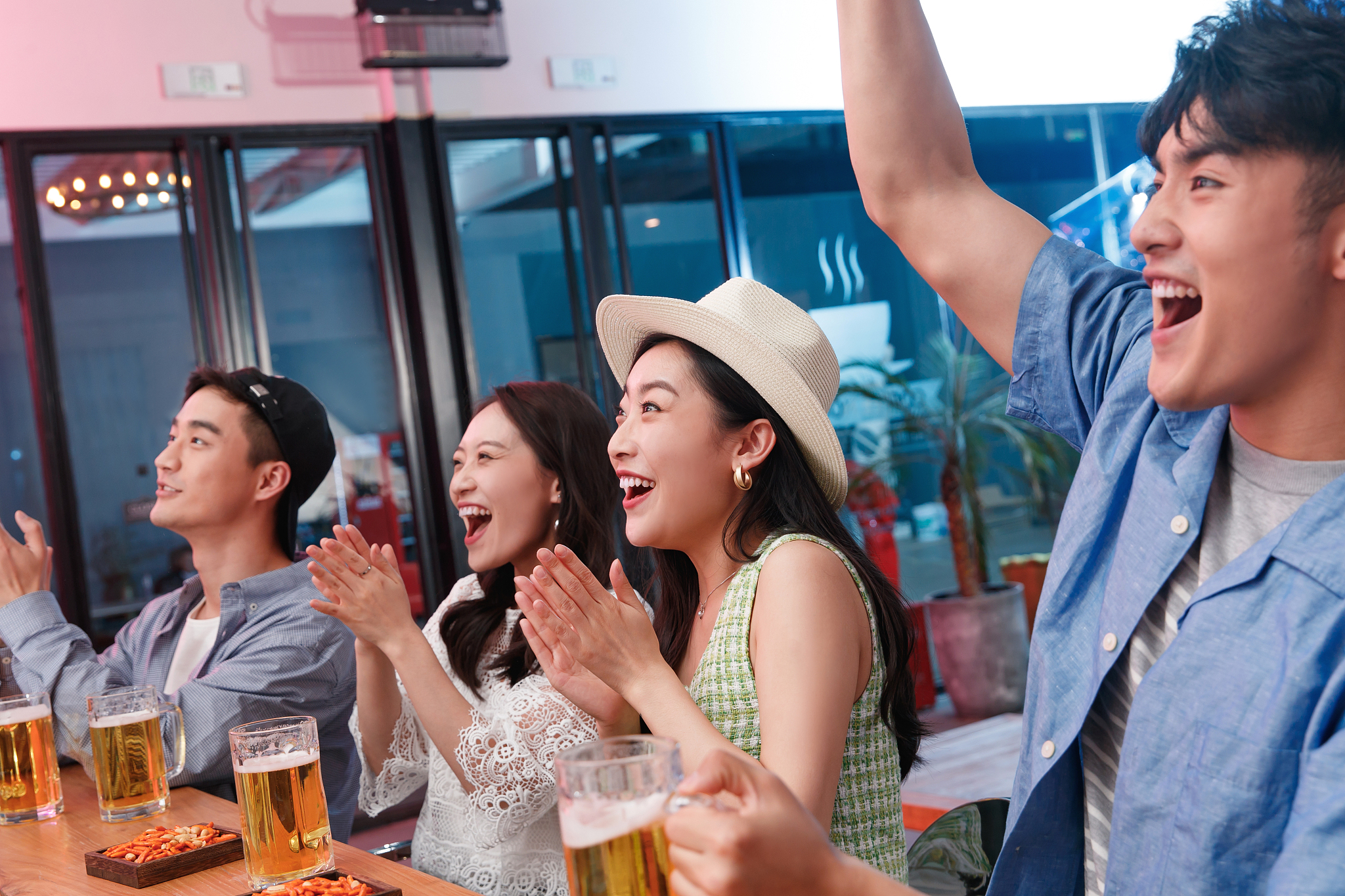 男女之间没有纯洁的友谊辩论赛四辩尊敬的评委、各位辩手下面我作为四辩将为男女之间没有纯洁的友谊这一观点进行辩护。首先我们需要明确的是男女之间的友谊很难避免产生感情上的纠葛。无论是因为性别差异、生理需求、心理需求等方面男女之间的交往往往会超越纯粹的友谊关系而涉及到情感层面。这种情感的产生有时候是双方都不自觉的但它却是存在的这也是男女之间难以保持纯洁友谊的主要原因之一。其次我们可以看到现实生活中有很多男