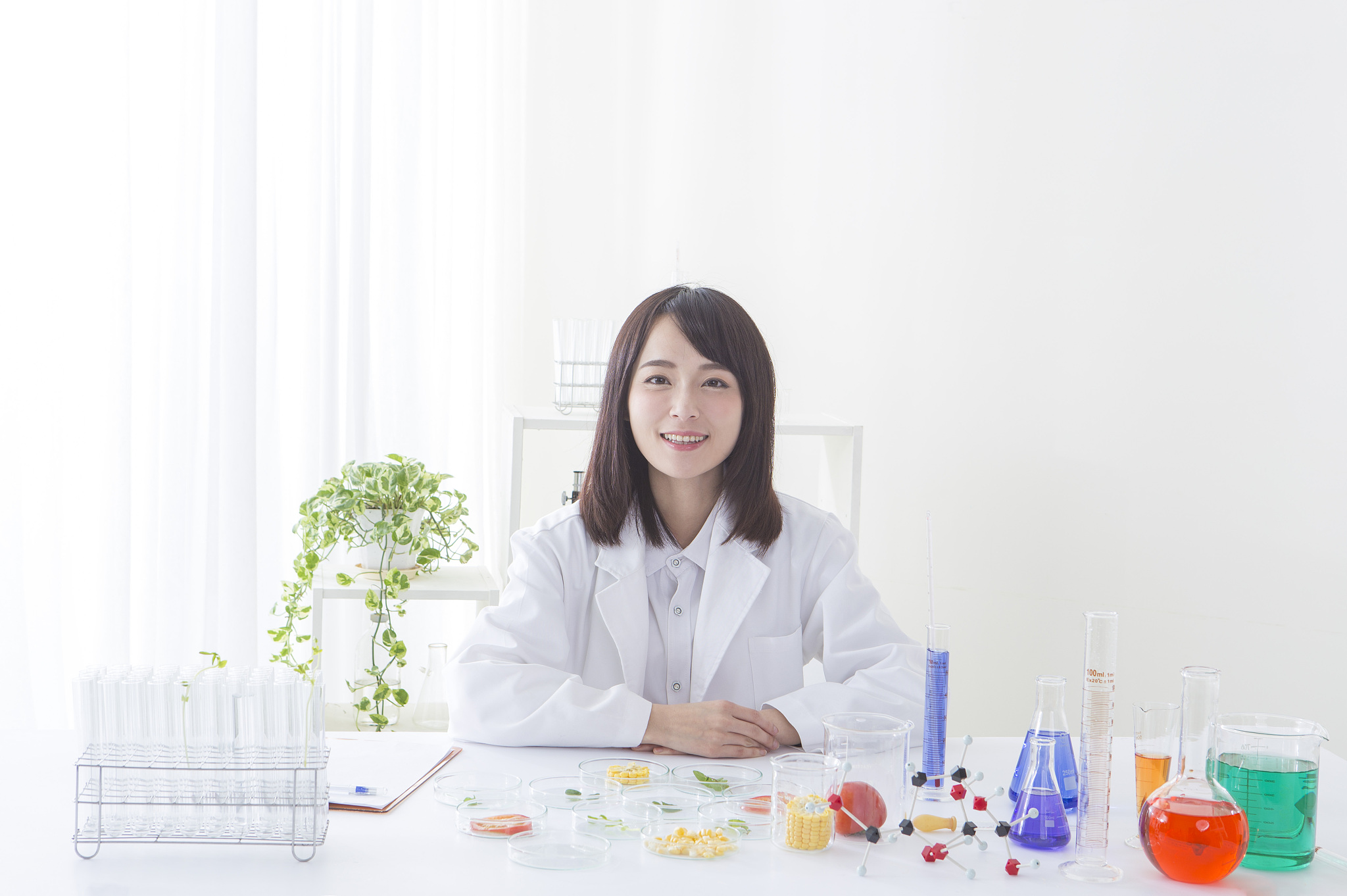 一位女性科学家坐在实验室