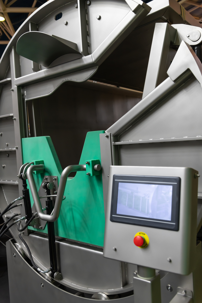 1开发内容：本项目研发的全自动一体式3M胶圈生产切割装置通过一体式的结构设计并利用螺纹传动的驱动作用提高装置对3M胶的切割效率同时设置可调节的螺栓结构实现将切割刀具快速调至合适的高度并固定使装置更加便于使用。以 这段话为模版：研发目标：1完成《全自动一体式3M胶圈生产切割装置的研发》项目的研发。2计划申请3件实用新型专利。主要技术指标：1切割精度≥99；2切割刀表面粗糙度≤16μm;3刀轴定位孔与