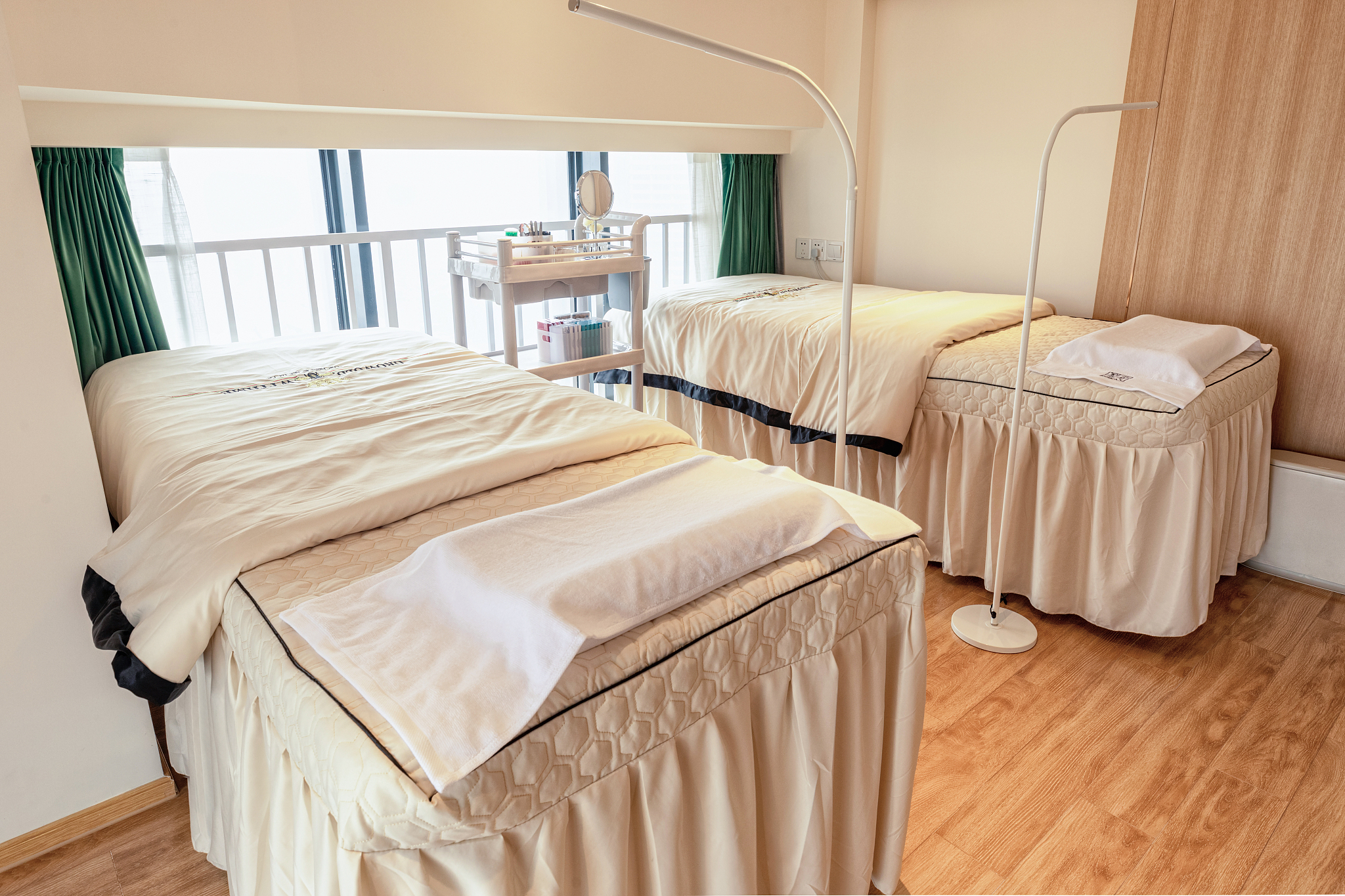 新开了一家美容店每家美容店的装修都不一样不会让人感觉视觉疲劳写一篇文章