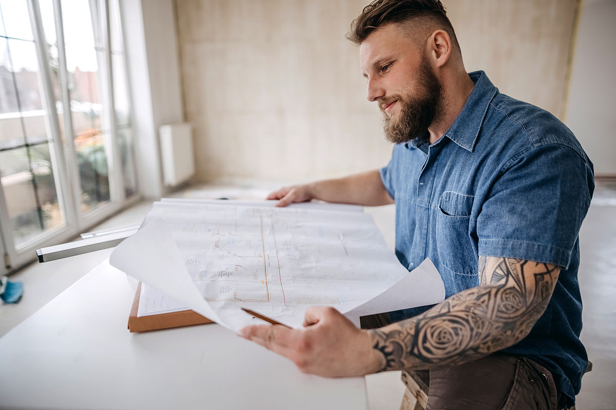 用另一种方式表达：进场后的首要工作是尽快了解现场前期各项工作的开展情况充分了解施工单位前期各有关方面在技术、组织、质量、安全等方面的各项要求及措施对已完部位进行一次全面的工程质量