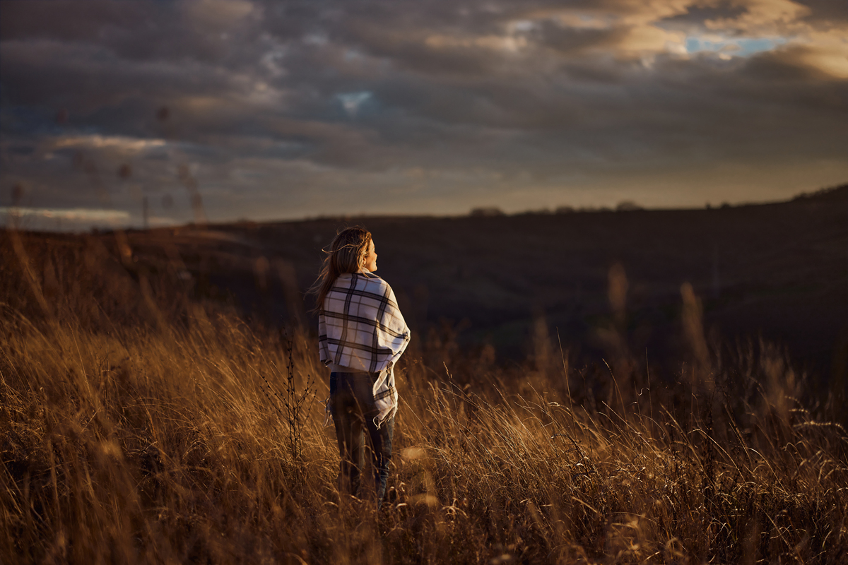 哪种方位拍摄适合表现人物不愿配合、不友善的情感？