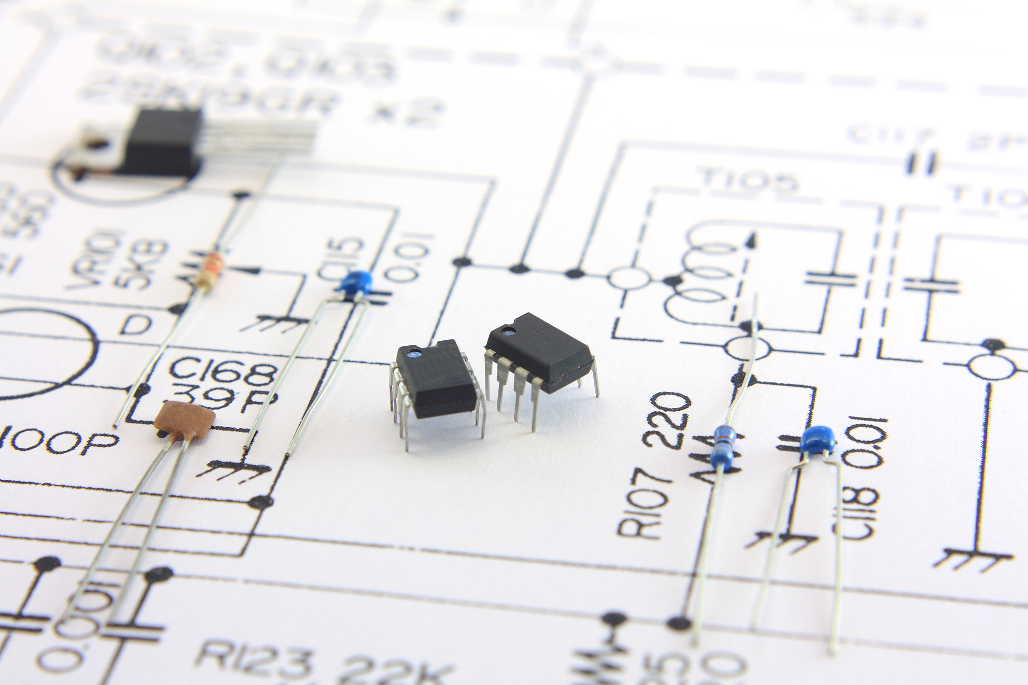 以下关于MOSFET并联说法错误的是 o并联的MOSFET最好型号批次相同以达到最好的均流效果MOSFET有自均流特性可以直接并联使用MOSFET并联时候需要单独增加驱动电阻防止驱动振荡布局时并联MOSFET应尽量彼此远离防止MOSFET产生的热量影响均流效果