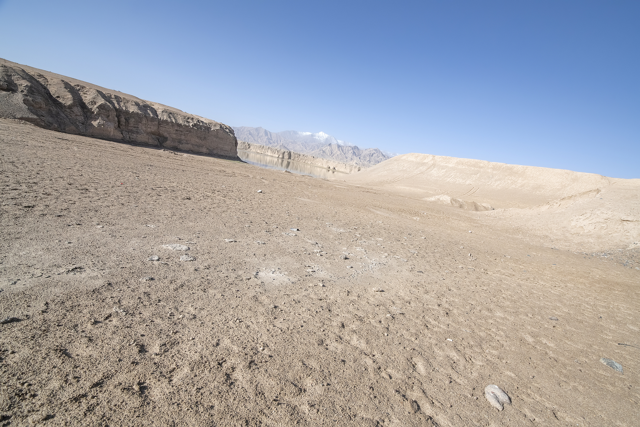 dirt road along qinghai-tibet highway