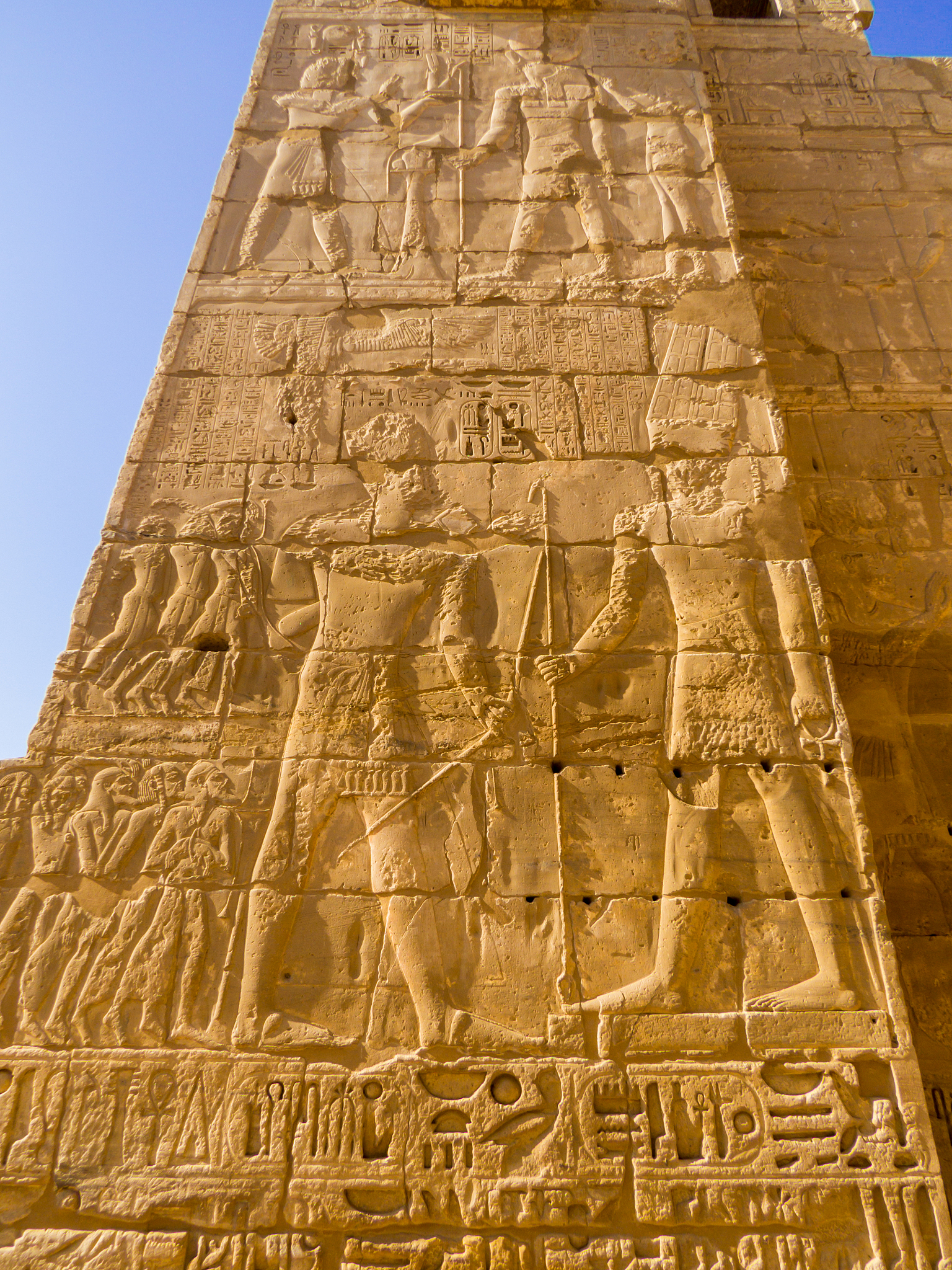 以 世界上最古老的帝国：古巴比伦的历史和文化为题写一篇1200字文章