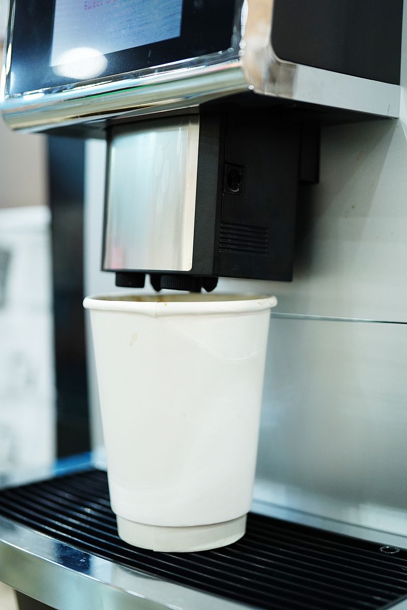 意式咖啡机多少bar好一般来说意式咖啡机的压力应该在9-15 bar之间。这个范围内的压力可以帮助萃取出咖啡豆的最佳风味和香气。如果压力太低咖啡会变得稀薄口感也会变差；如果压力太高咖啡会变得苦涩口感也会受到影响。因此选择意式咖啡机时应该注意其压力范围以确保能够制作出高质量的意式咖啡。瓷砖什么时候敲空砖