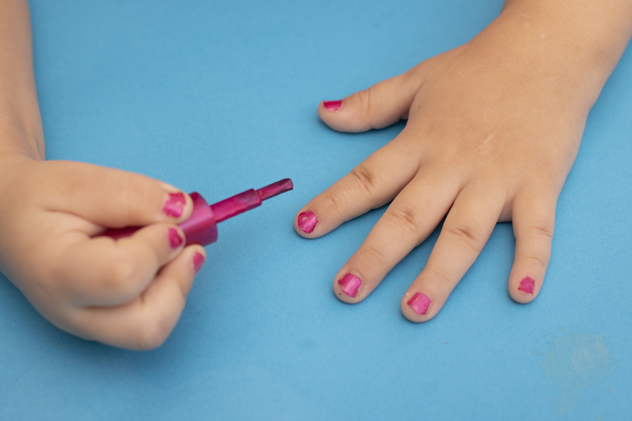 8岁女孩可以涂指甲油吗?安全使用指南 8岁女孩可以涂指甲油吗?安全使用指南