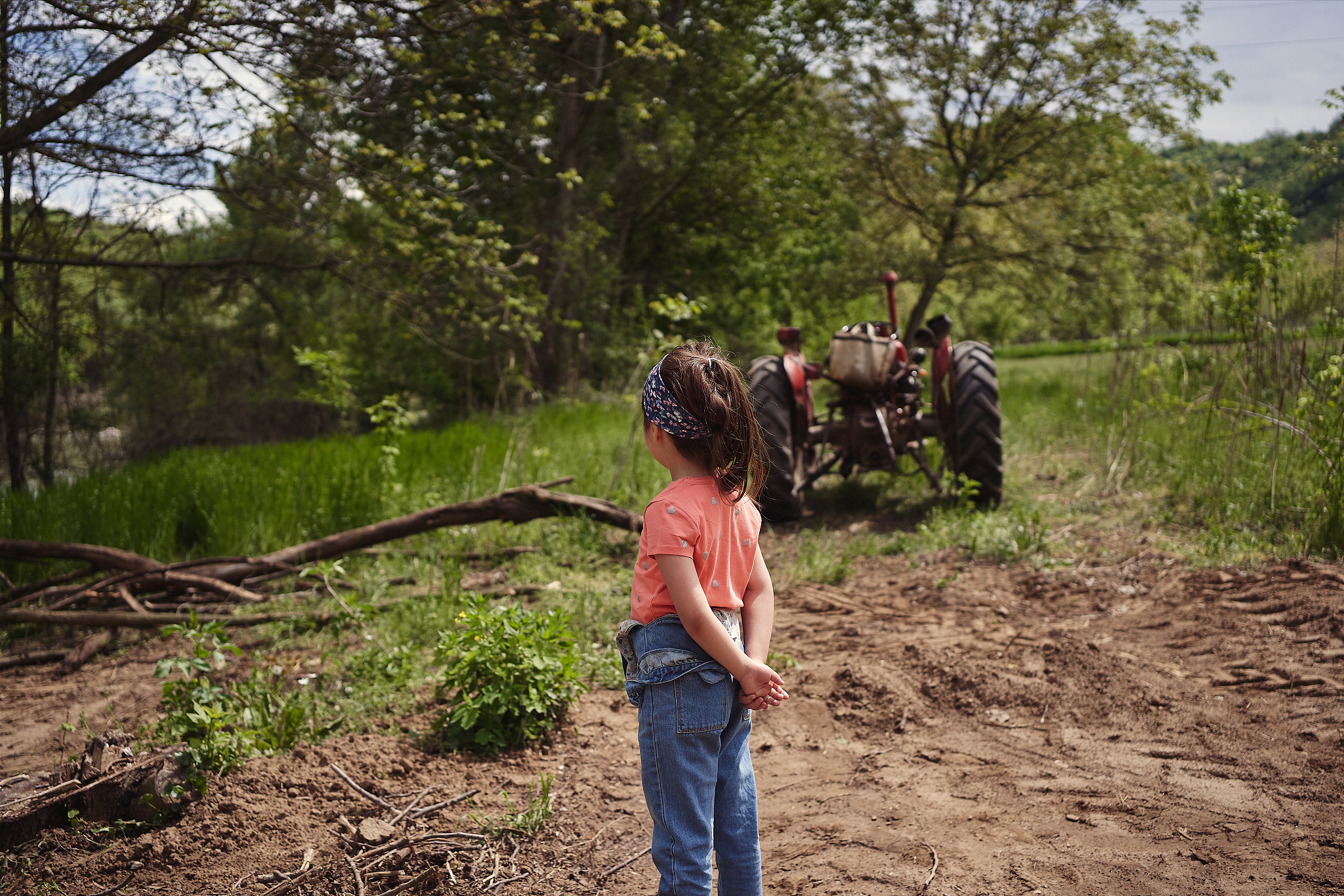明天我和弟弟去乡下的后山捉迷藏我把弟弟藏在什么地方不容易被找到。提出很多方案