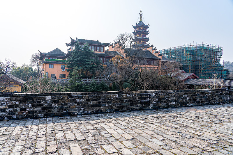 中国江苏省南京市鸡鸣寺和明城墙