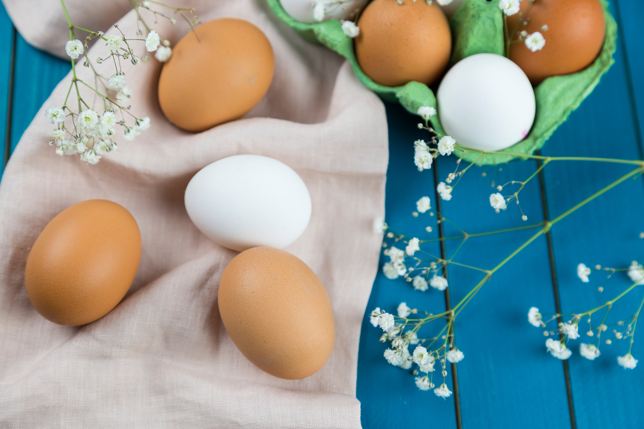 mix of brown and white fresh eggs in a box