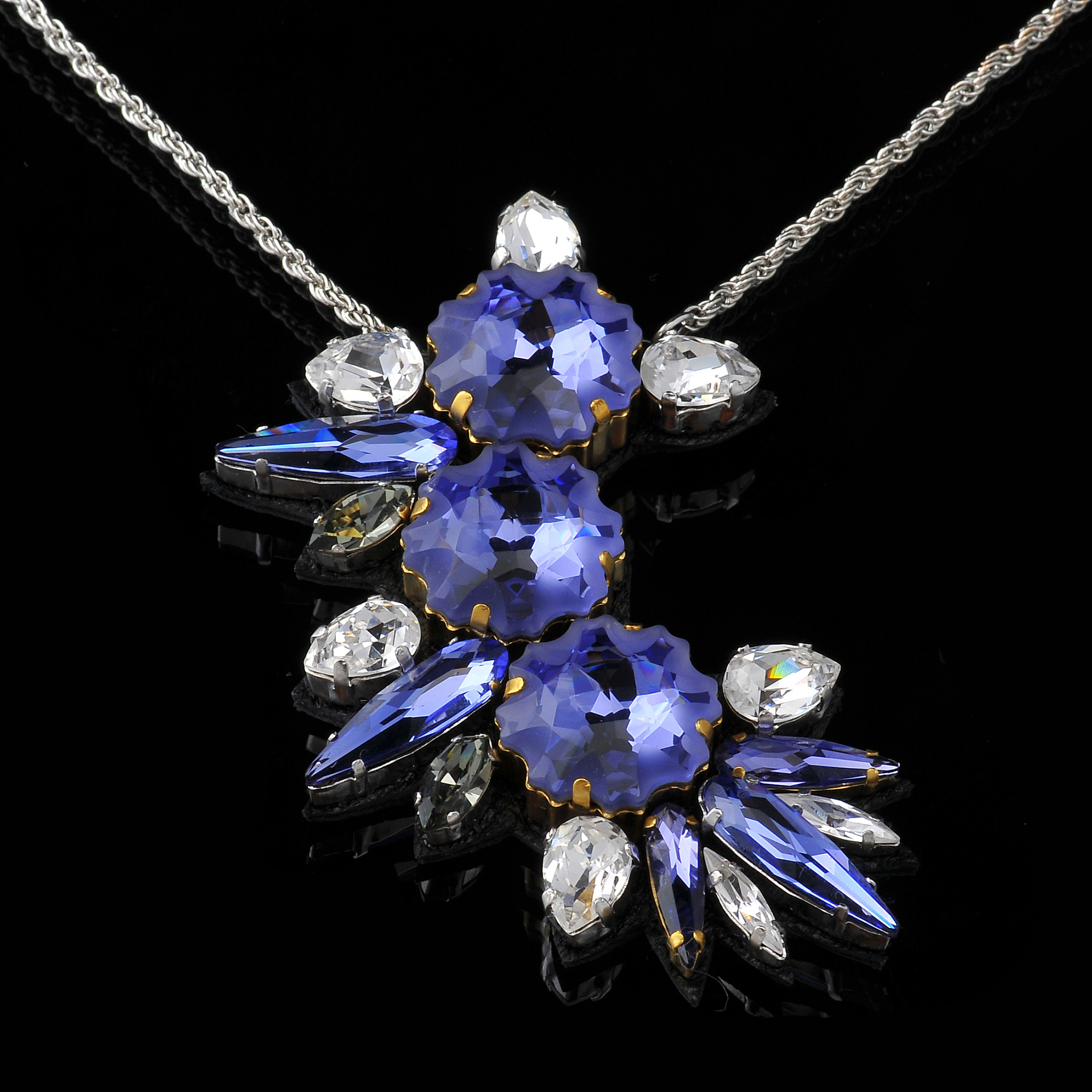 请用5个单词描述珠宝的特色比如elegant