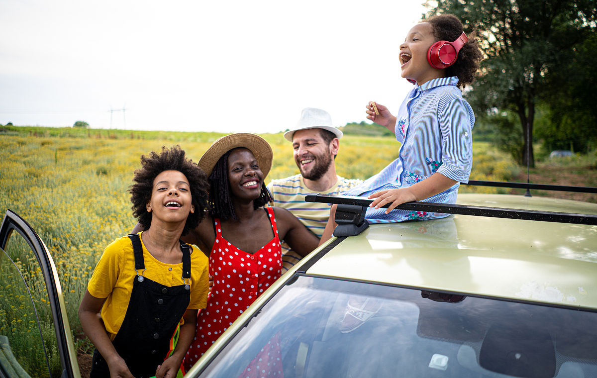 关于正确幸福观的理解错误的是 。5 分A．幸福是一个总体性的范畴意味着人总体上生活得美好。B．个人的幸福要依靠自己的奋斗与他人无关。C．幸福的实现需要一定的物质条件。D．精神生活的充实是幸福更重要的方面。