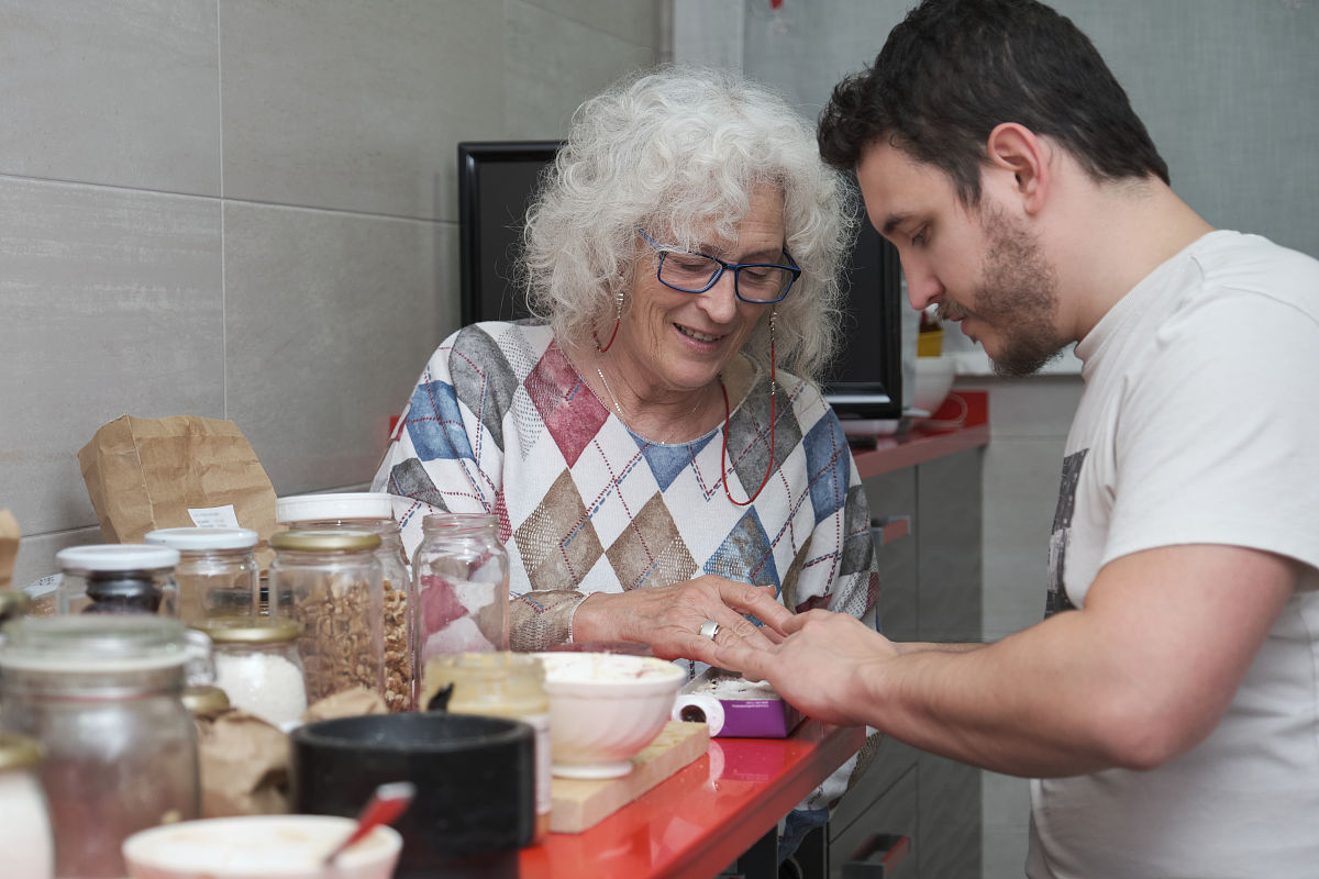 老婆婆放下心：见证年轻人厨艺的温暖故事