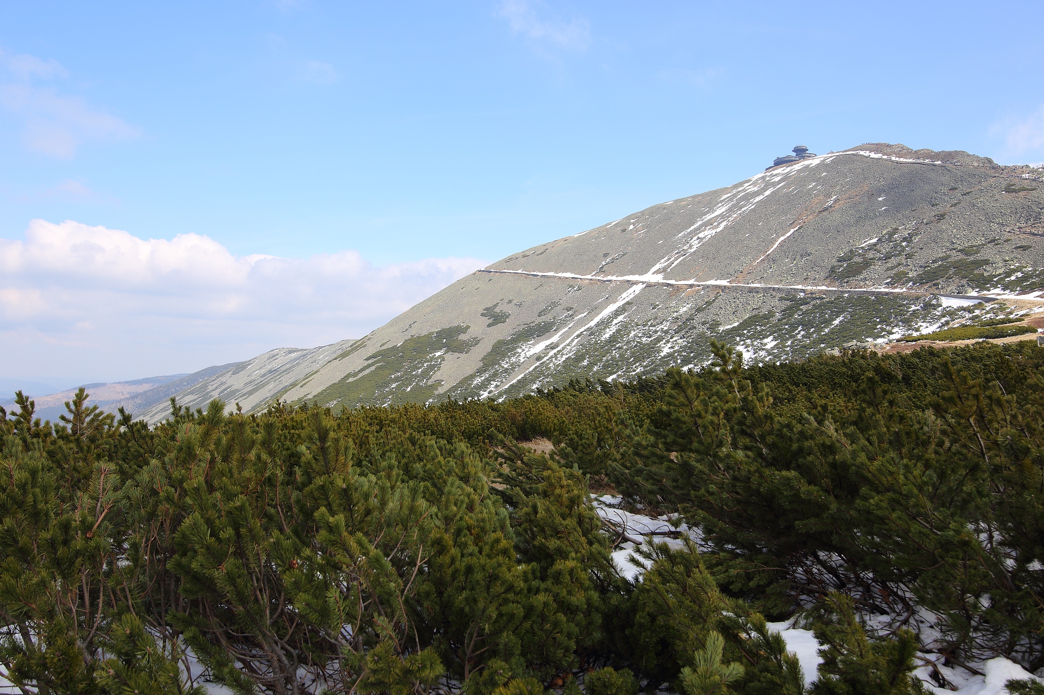 The underthrusting of continental crust during mountain building is an issue of debate for orogens at convergent continental margins We report three-dimensional seismic anisotropic tomography of Taiwa