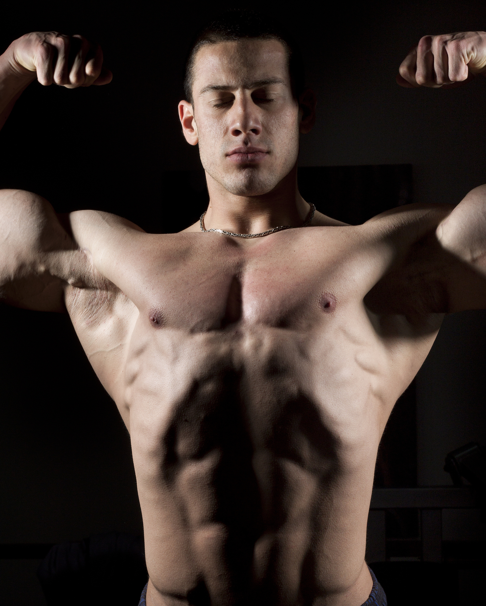 肌肉男的胸肌突然变大，