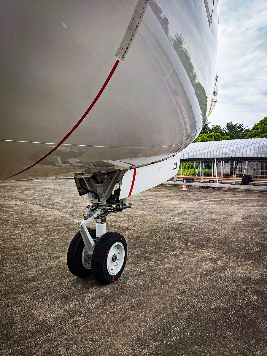 飞机只有三个轮胎吧