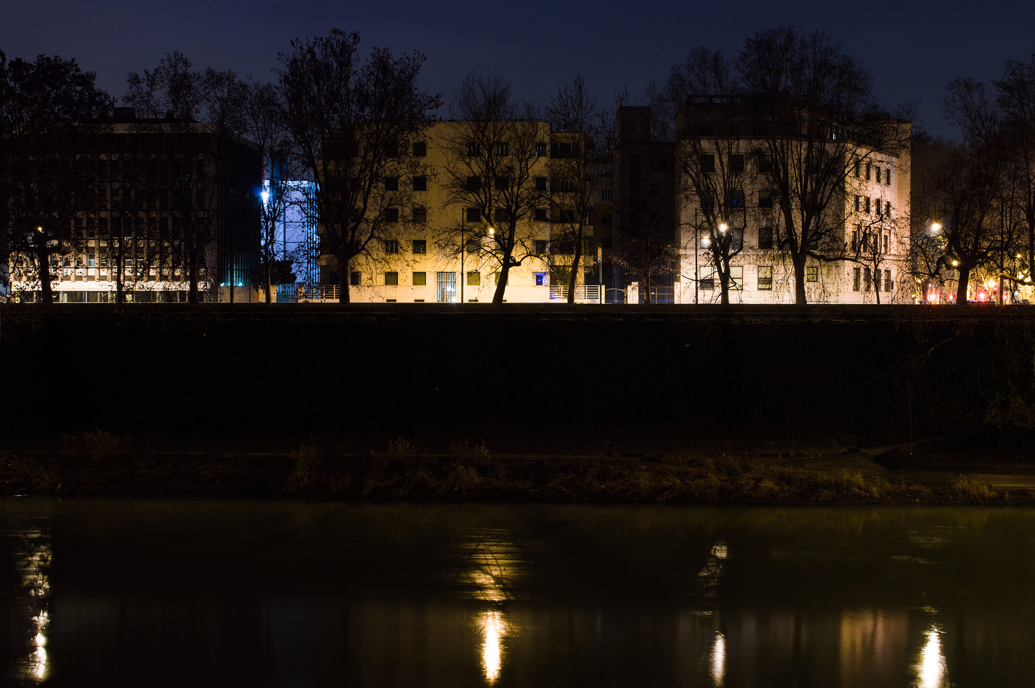 小镇夜色：夕阳西下，华灯初上，静谧祥和