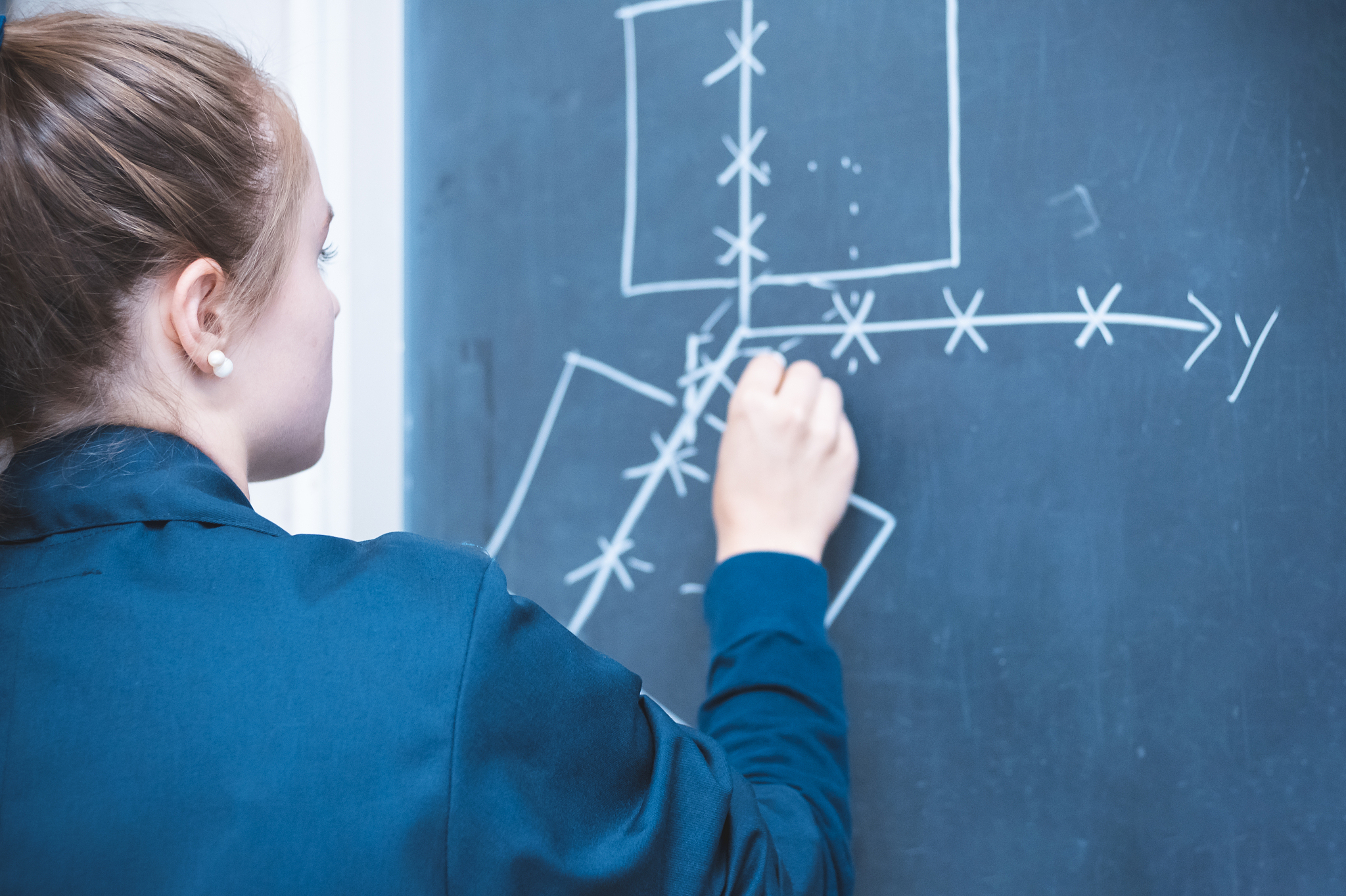 男生学什么专业好？铁路学校专业解析