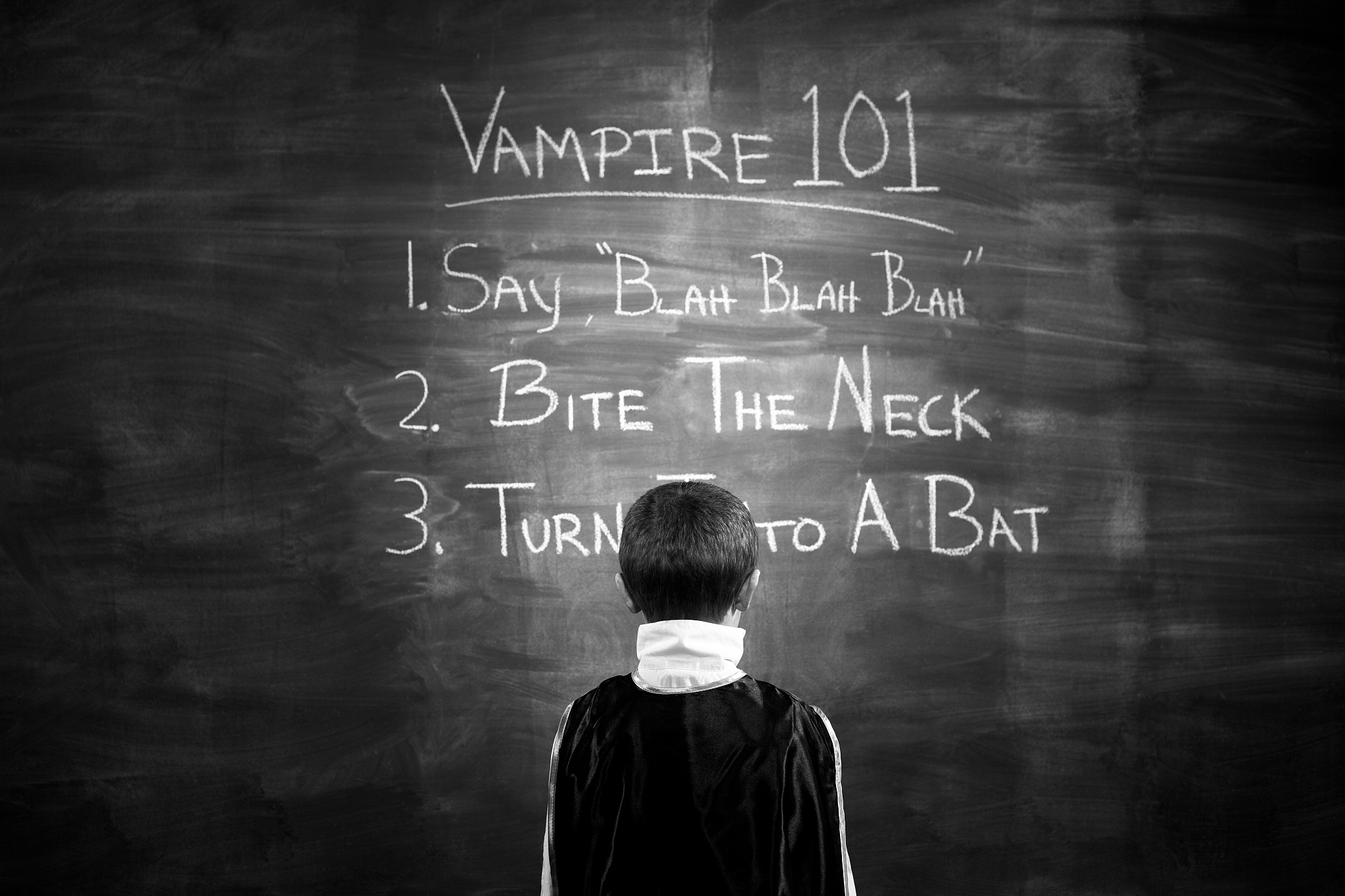 仿写下面的片段：当我拿着满纸红叉的数学卷子漫无目的地穿越过学校空旷的操场明媚的阳光似乎都挟带了一丝阴冷的温度。回到家急于把自己像封闭的蚕蛹一样包裹起来孤独地蜷缩于冰冷的墙角。泪水决堤蔓延到嘴边的咸涩悄无声息地把我悲伤的灵魂淹没。