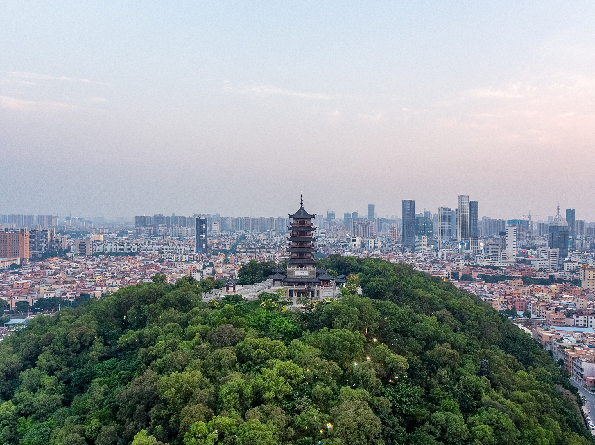 航拍视角下的佛山城市天际线