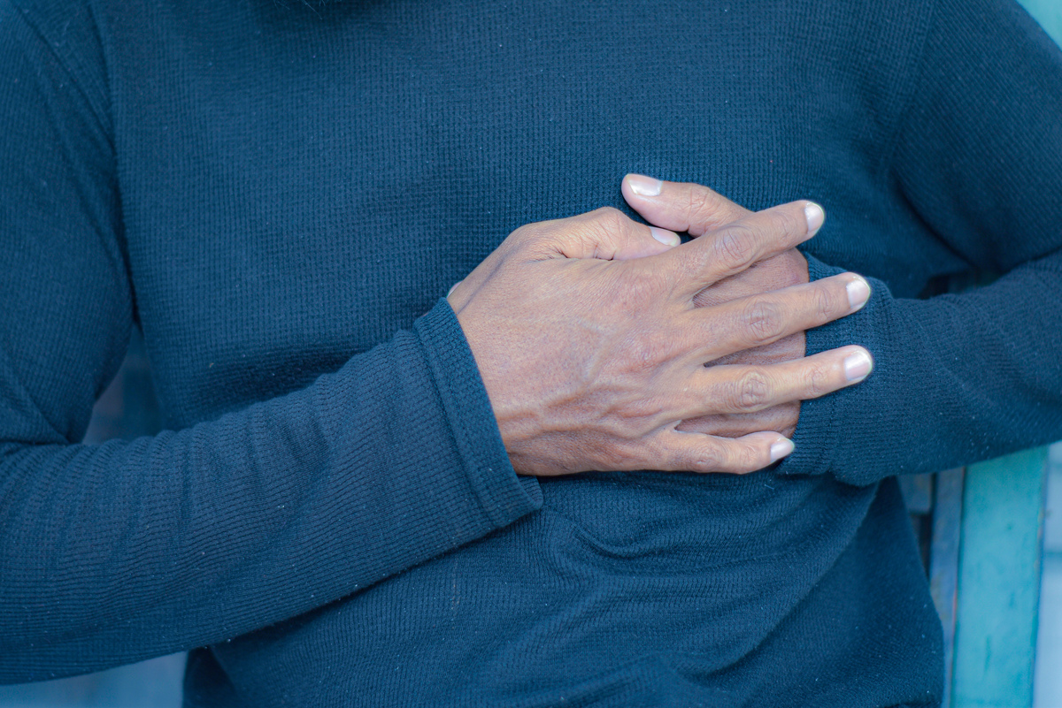 胸口闷是怎么回事？原因、症状和治疗方法