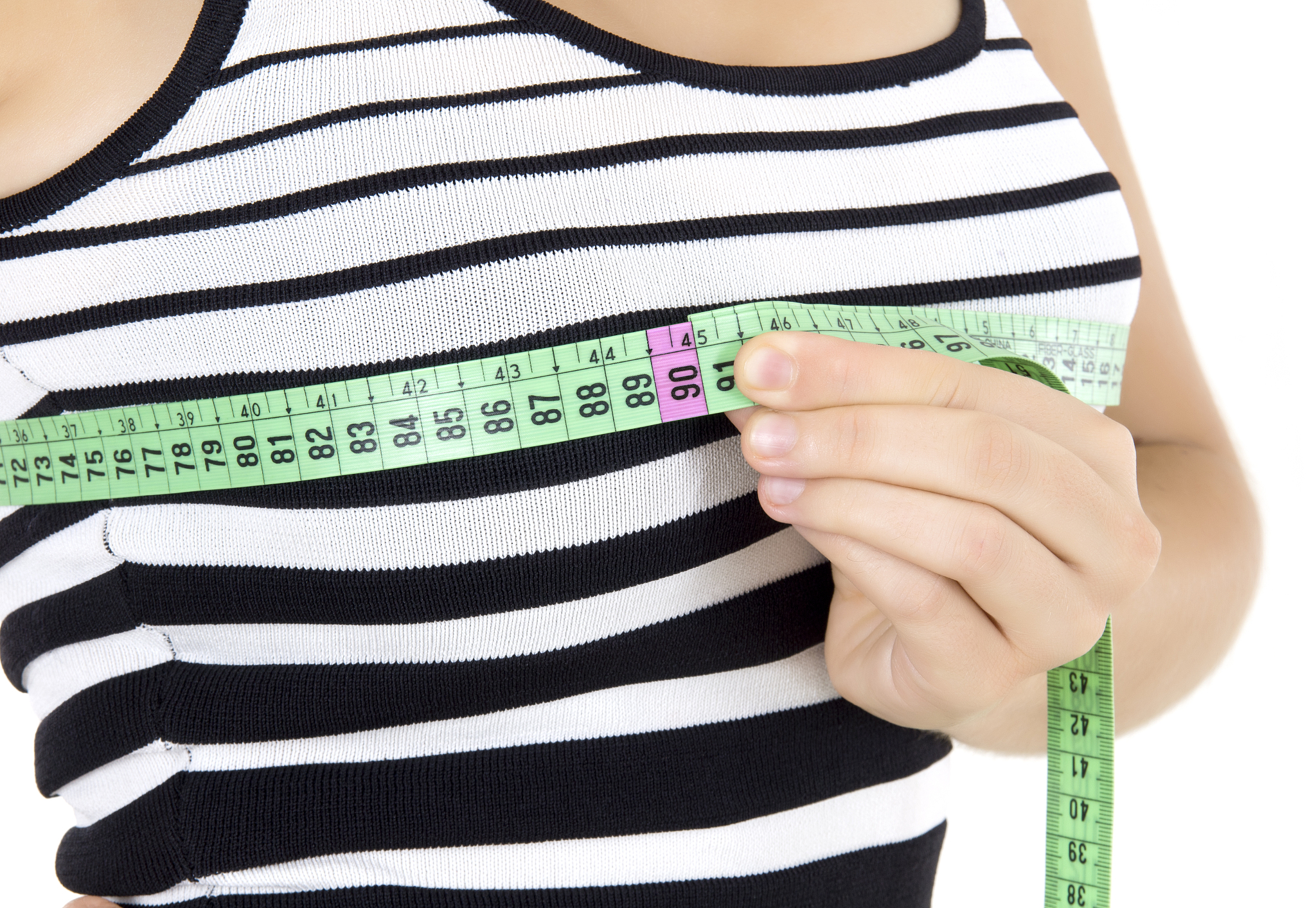 18岁女生胸部偏小怎么办？安全有效的解决方法