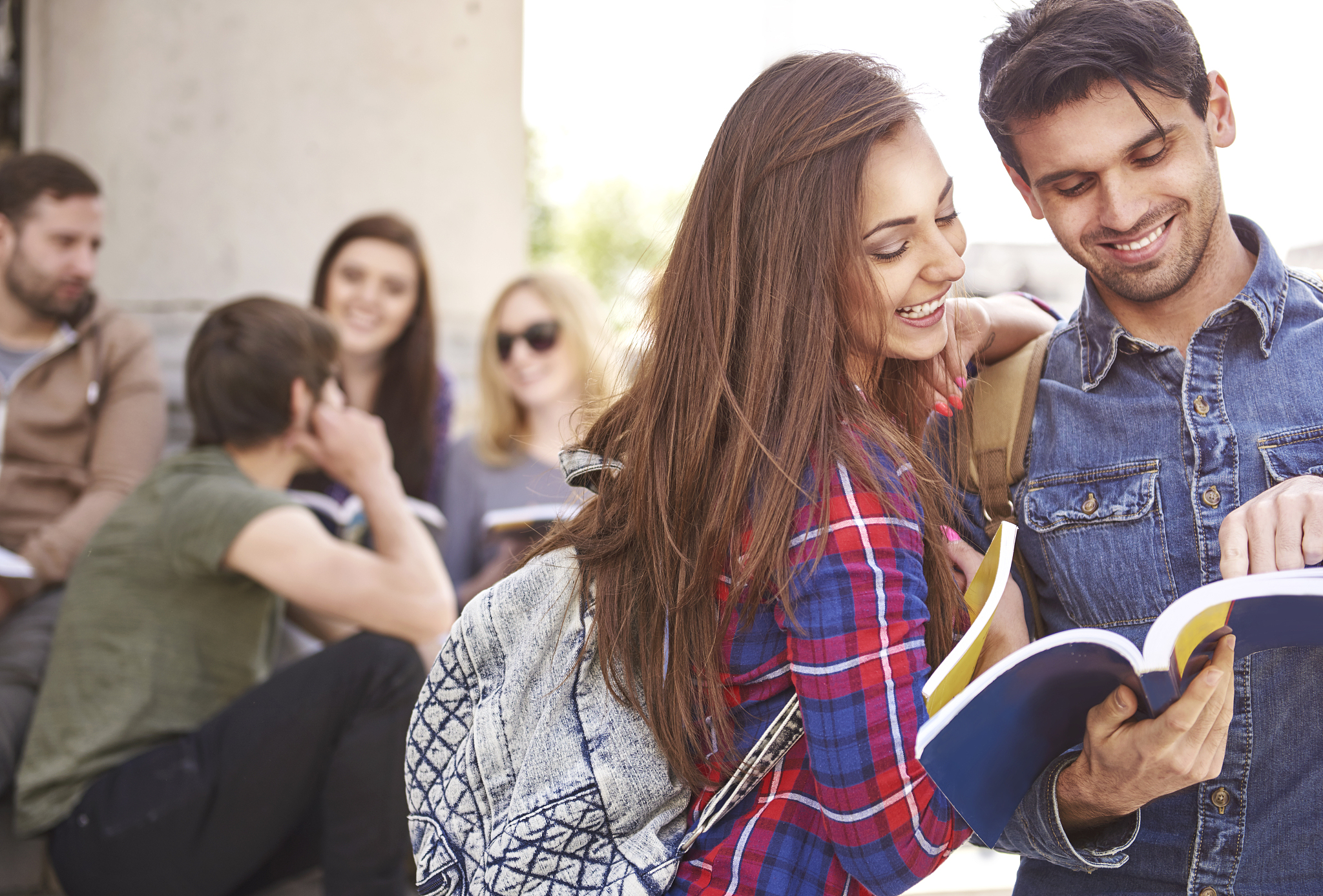 我喜欢一个女孩A但是另一个女孩B给我表白了我害怕拒绝会伤害她B所以和他在一起了。女孩A知道我喜欢她A她还是愿意和我做朋友为什么？