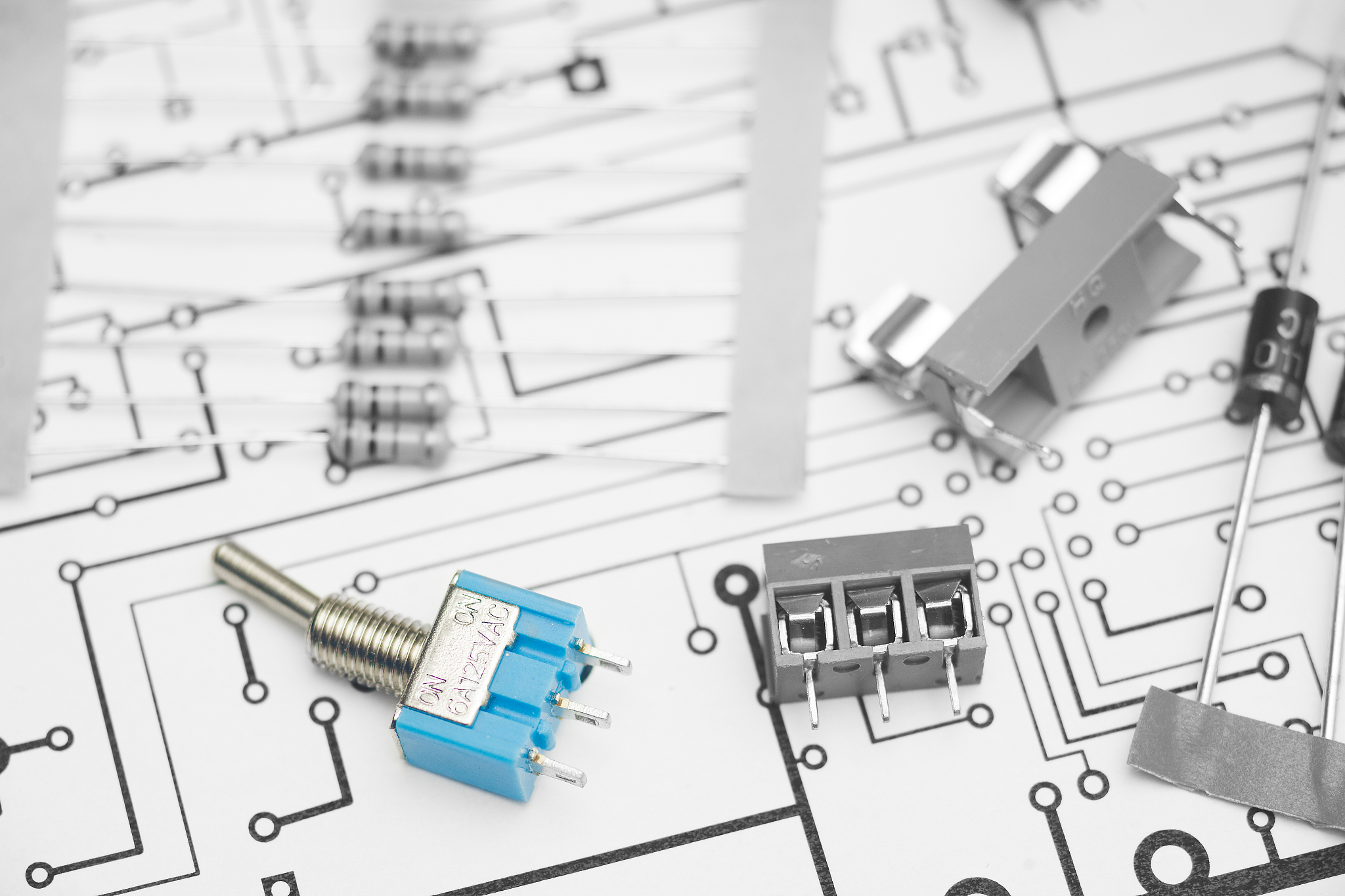 客户经常采购电子元件，我们可以提供其中的连接器，我们是连接器工厂，例举我们合作的好处，请用英文写一封邮件