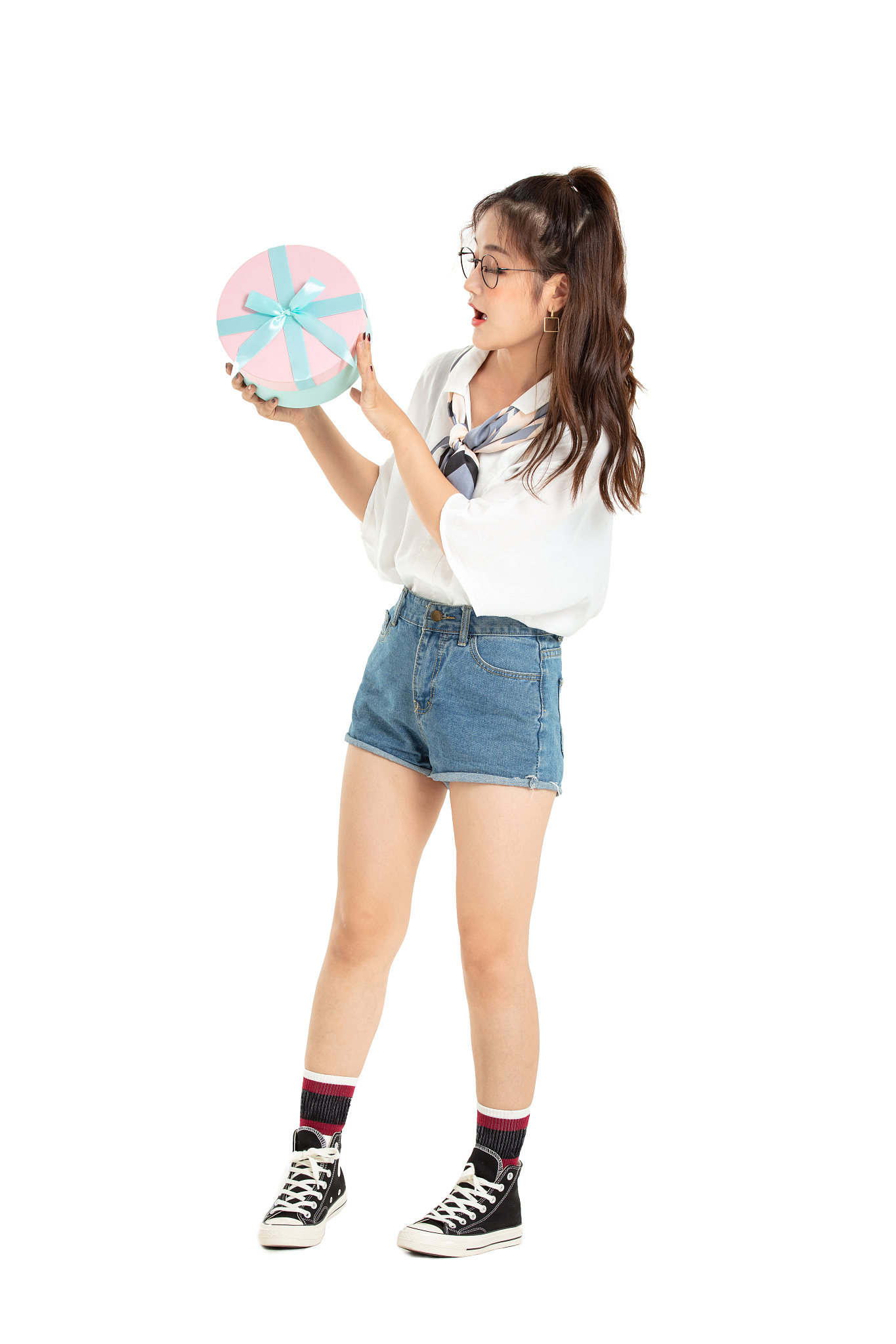 年轻的女生手拿小礼盒