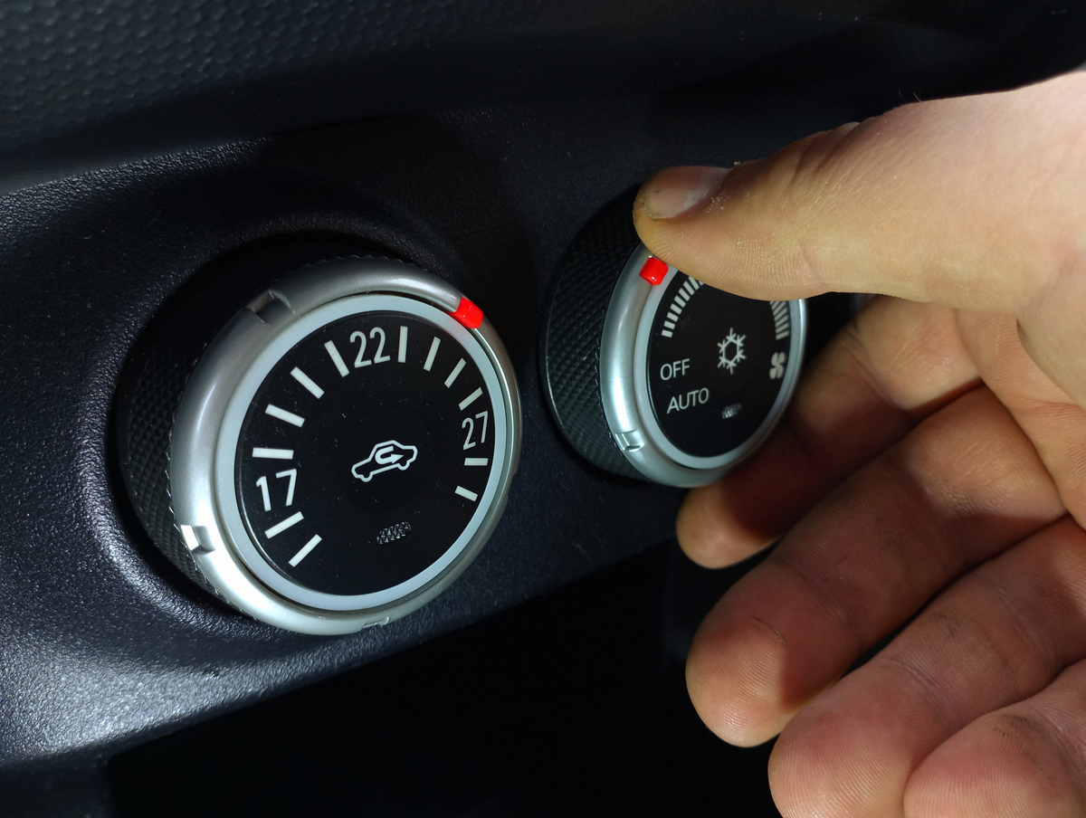 对下述语言进行降重处理尽可能保证重复率比较低字数不变：自动方式的选择是在按下自动方式键时就会进入到自动方式通过自锁来最后完成自动方式的选择自动方式打开手动方式关掉自动方式指示灯会亮；