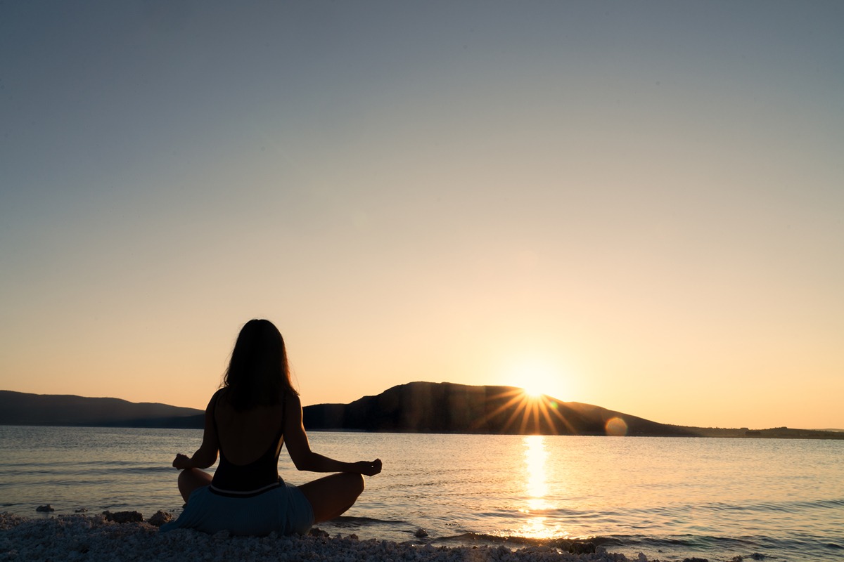 所以什么才是疲惫生活里的解药怎么回？帮我用200字详细描述