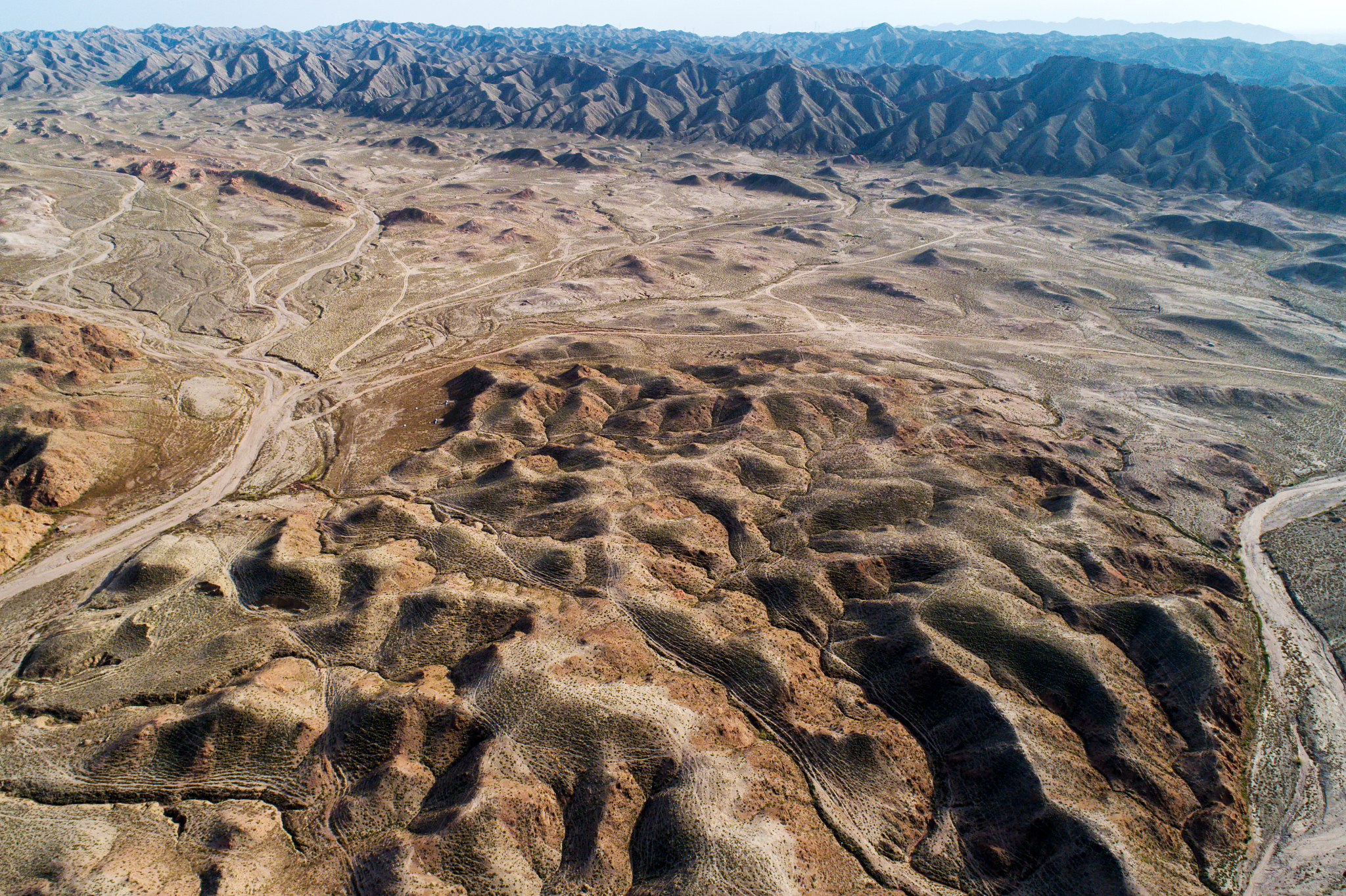 新疆的南疆和北疆在地震、地质、气象、洪水、干旱、森林火灾等自然灾害之间的差异