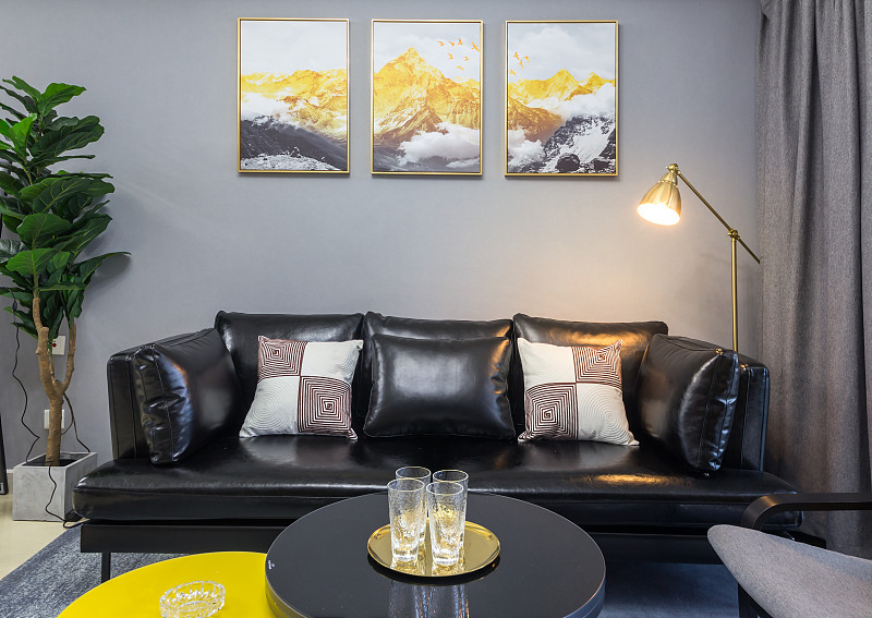 艾欧系列高端沙发精致简家无可挑剔艾欧系列沙发系列实景拍摄案例用心设计打破常规平凡高端原创 进口编织绳 做享舒适高端原创 进口编织绳 做享舒适这个系列来源于意大利沿海小镇风格有点类似威尼斯水城的韵味就是沿海度假独特休闲的感觉它的整个外观风格没有棱角分明都是采用圆润的转角设计您看它的扶手、靠背以及桌子的边角圆弧处理能感受到它的细节打磨处理这些都是结合人工设计以及手工打磨的设计用心简直无与伦比蓝色的色调