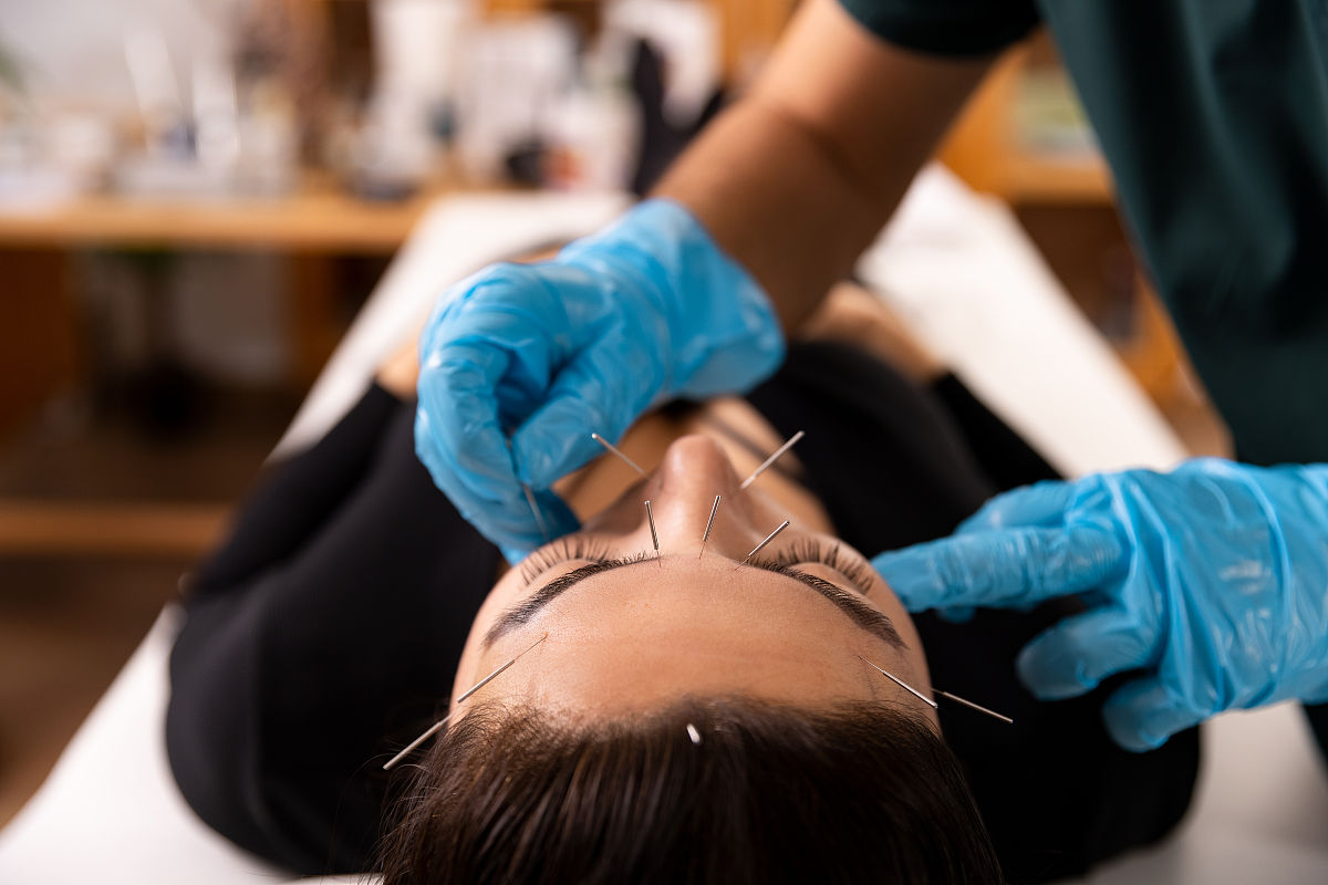 重庆针灸卫校解析：针灸疗法在现代医疗中的机遇与挑战