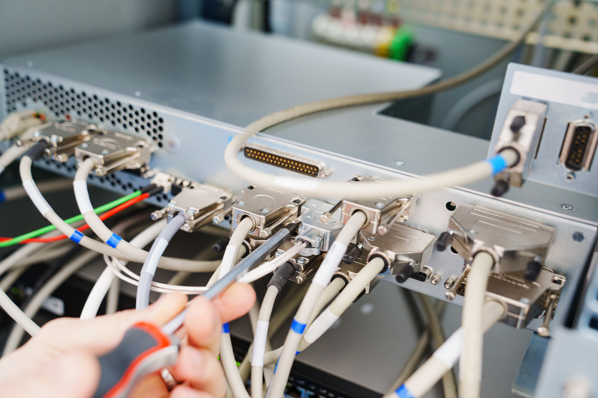 银行柜台设备线头凌乱？多功能束线台让您焕然一新！