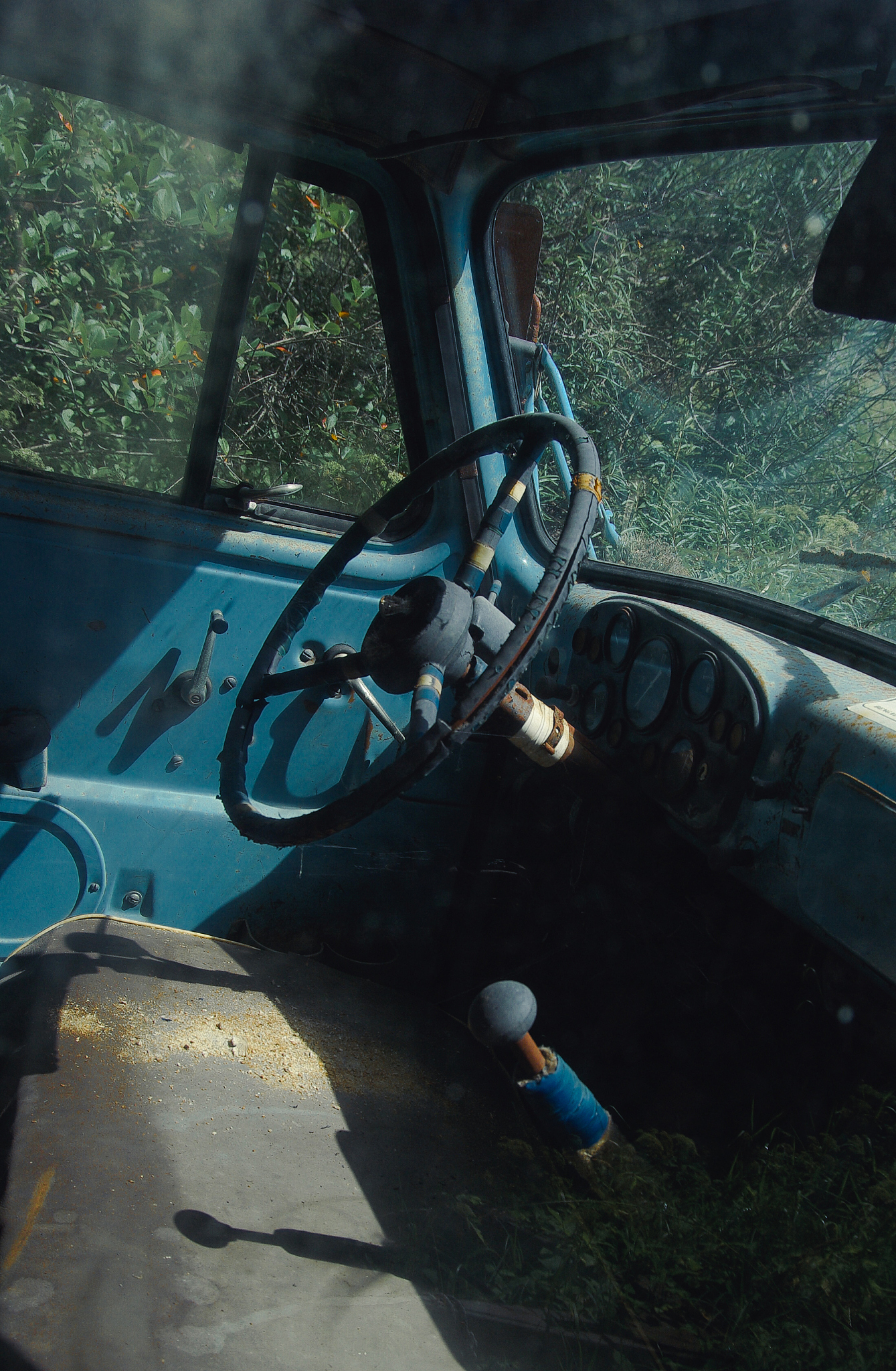 steering wheel of old zil car