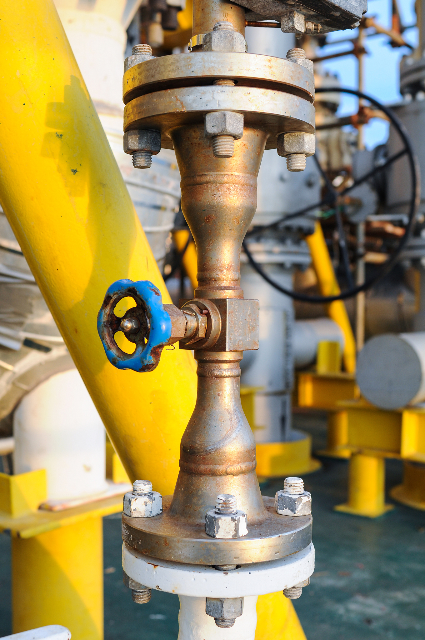 根据以下数据做一个安全改善报告ASSY0260 WAM控制器调压阀改善	WAM设备每次更换电磁阀或更换阀体时需要把关闭控制器气压但是控制器的气压阀在设备的顶部人员需要站到设备上方操作。此问题会存在两种风险：1站到设备上是属于高空作业存在一定的安全隐患2每次利用调压阀关闭和开启气体会造成气压不一致导致胶量需要重新调试	在设备控制器进气管上增加一个开关式的阀门需要时直接关闭开启气体	1设备控制器进气管