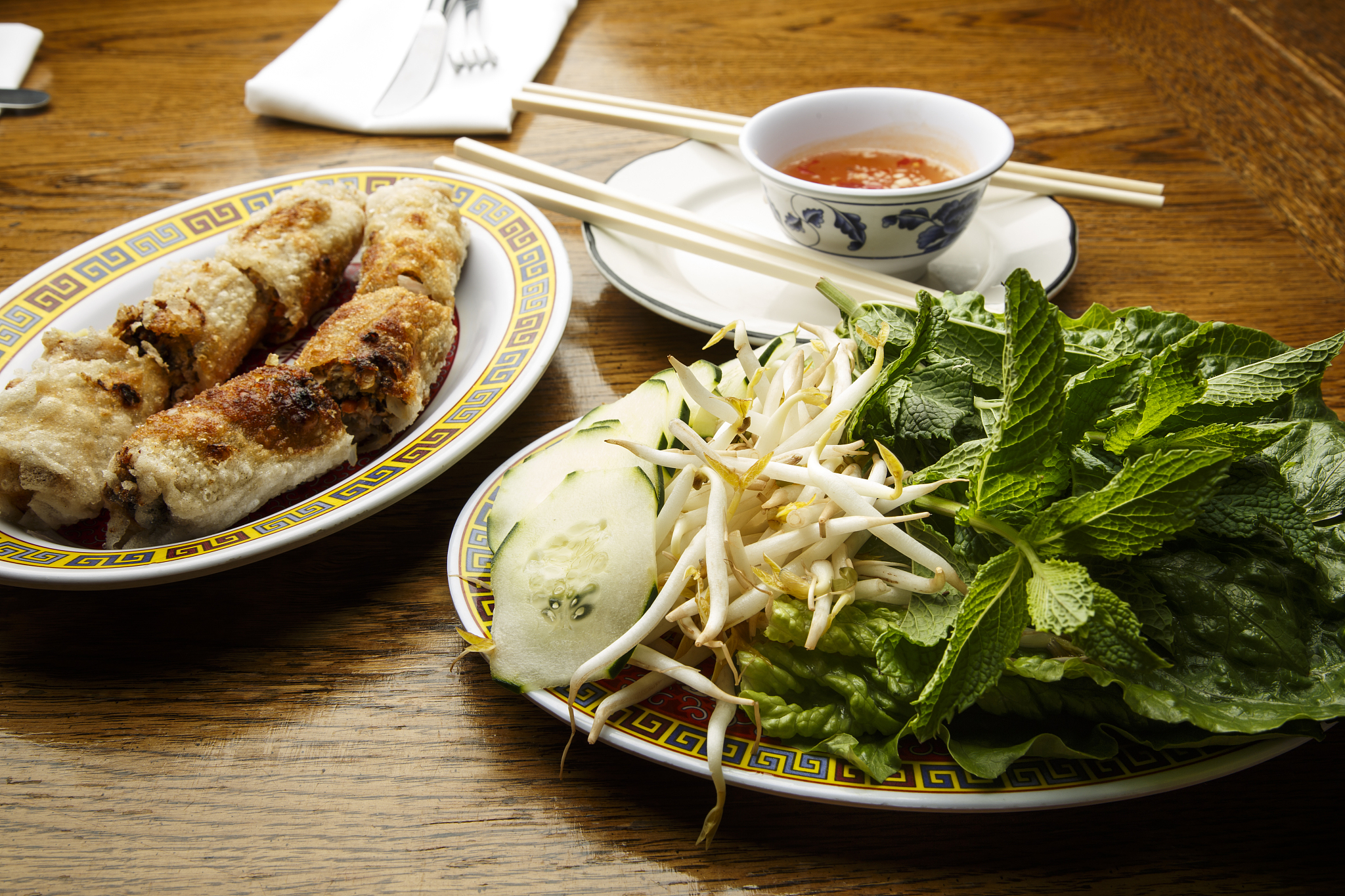 以《湖南米粉以及蕴含其中的饮食文化》为题写一篇3500字的论文；具体要求如下：2摘要：中文摘要字数应在300字左右英文摘要与中文摘要内容要相对应；3关键词：关键词以3—5个为宜应该尽量从《汉语主题词表》中选用分号隔开；4正文：正文要符合一般学术论文的写作规范内容层次分明数据可靠文字简练观点正确能运用现代经济学、管理学的分析方法并能学会利用计量经济学、统计学等相关工具对所涉及的问题进行分析文章主体字