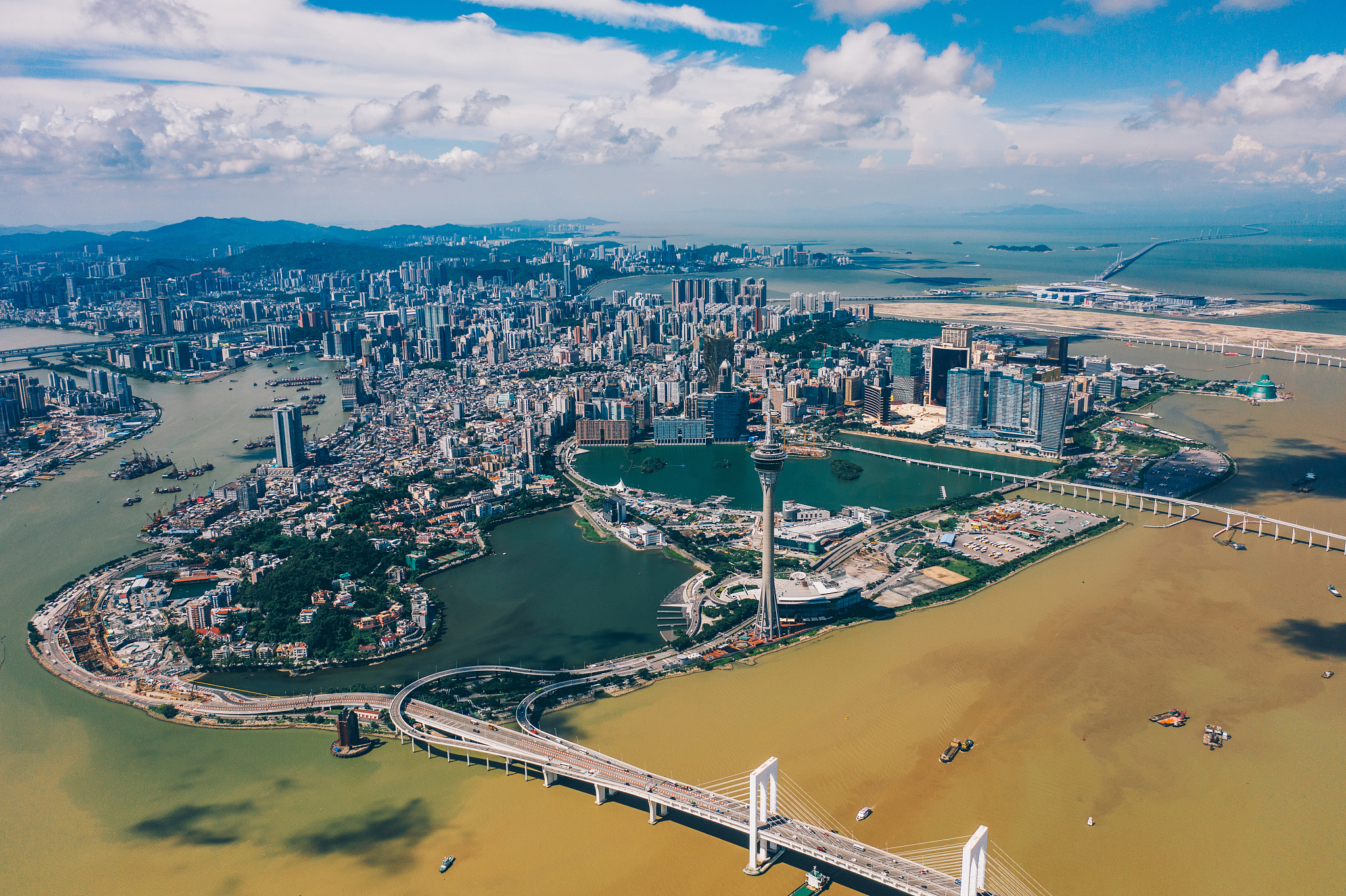 帮我制作一个ppt中文和图片介绍珠海