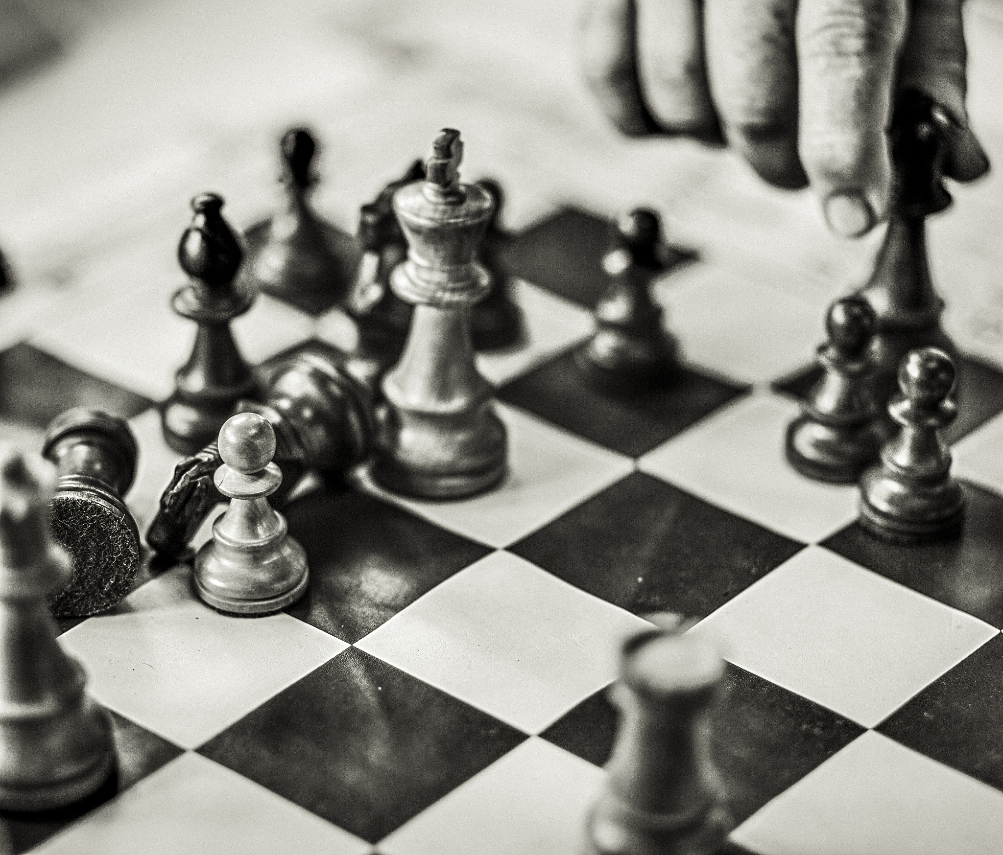 为什么：有 6 堆石子每堆石子分别有 147154 个。Alice 和 Bob 两人轮流操作。轮到 Alice 时需要选择一堆石子并拿走其中的任意正奇数个轮到 Bob 时需要选择一堆石子并拿走其中的任意正偶数个最先无法操作的人判输。下列说法正确的是：若 Alice 先操作则 Alice 有必胜策略若 Bob 先操作则 Alice 有必胜策略。注意bob先操作也要说明为什么alice能赢