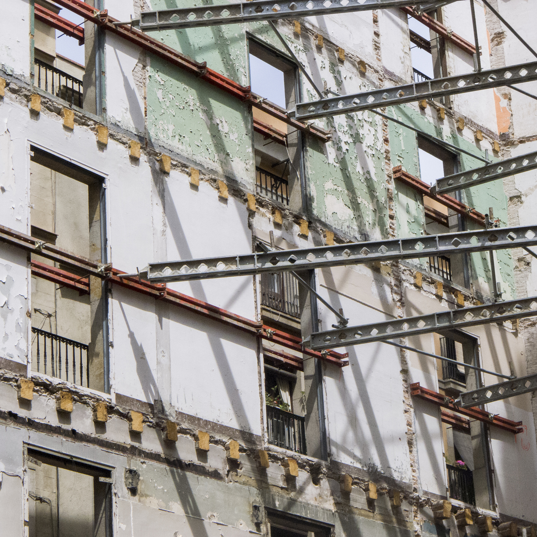 外立面脱落隐患重重：谁来守护你的安全？